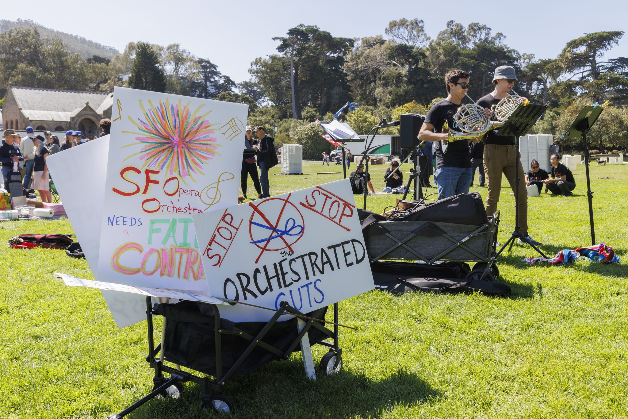 After strike cancels S.F.’s Opera in the Park, musicians entertain fans who show up