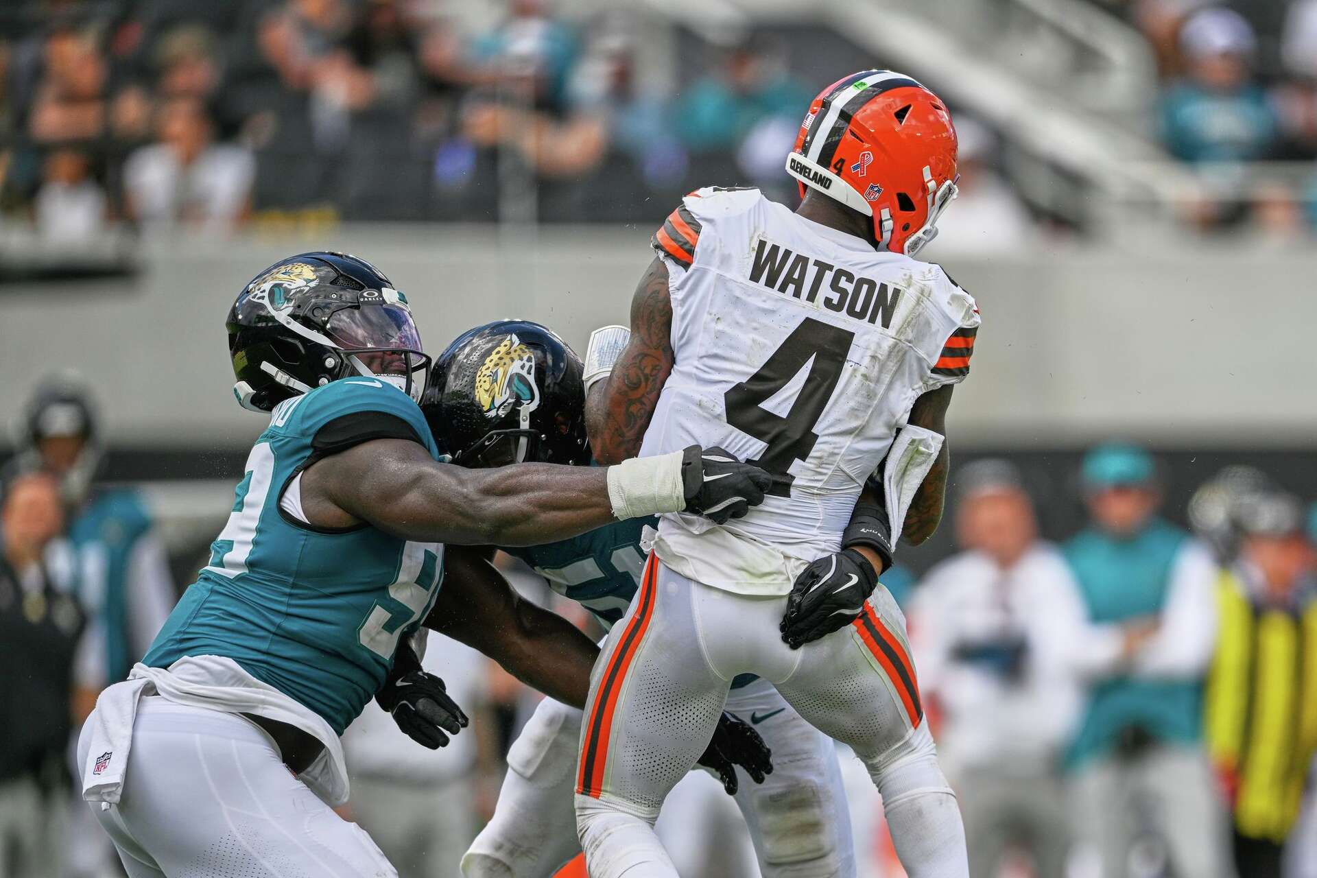 NFL: Deshaun Watson sendo derrubado pela defesa dos Jaguars (Foto: Phelan M. Ebenhack/AP Photo/Phelan M. Ebenhack)