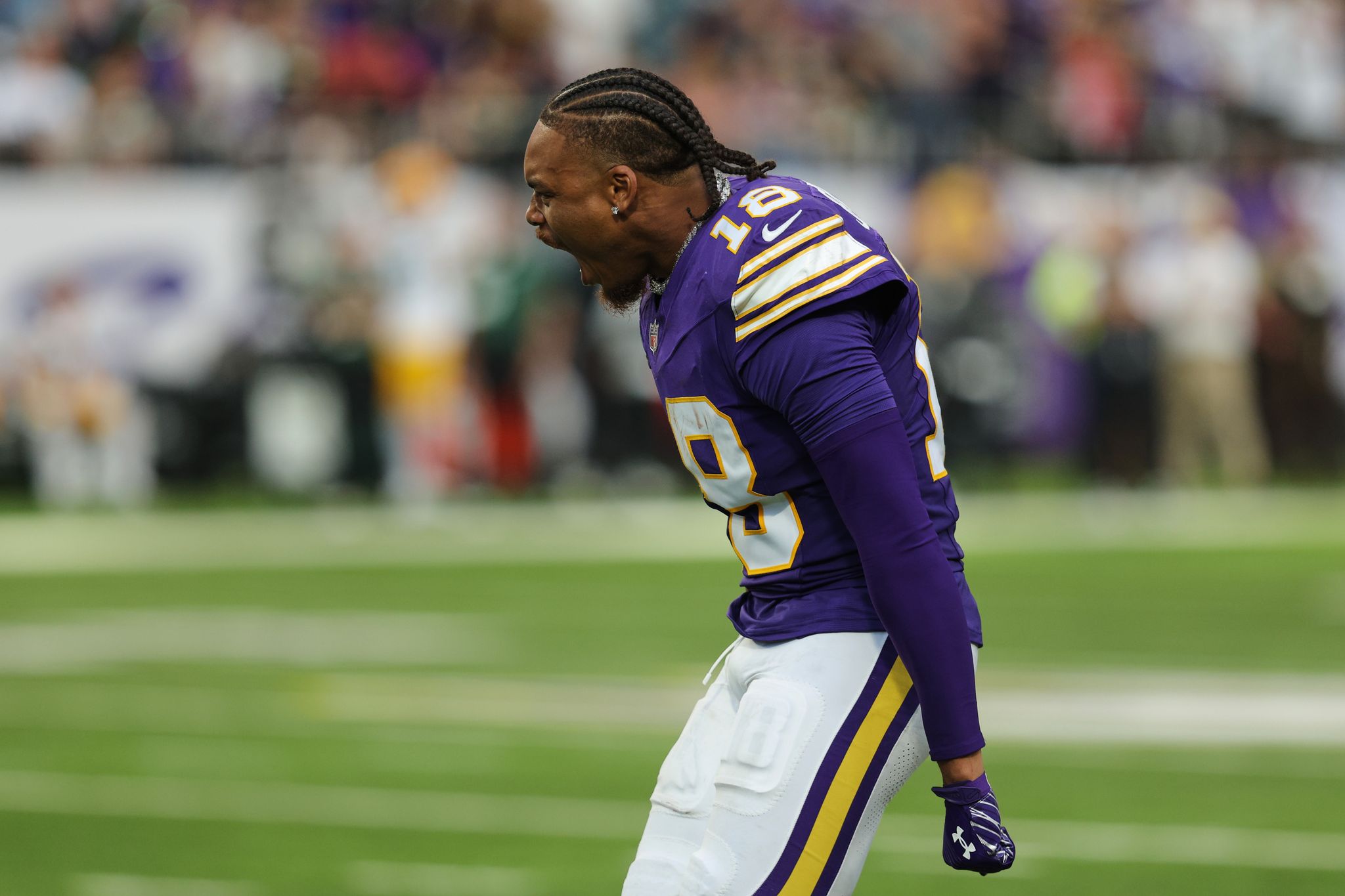 Vikings close with 29 straight points to beat rival Packers as Wentz replaces injured Murray