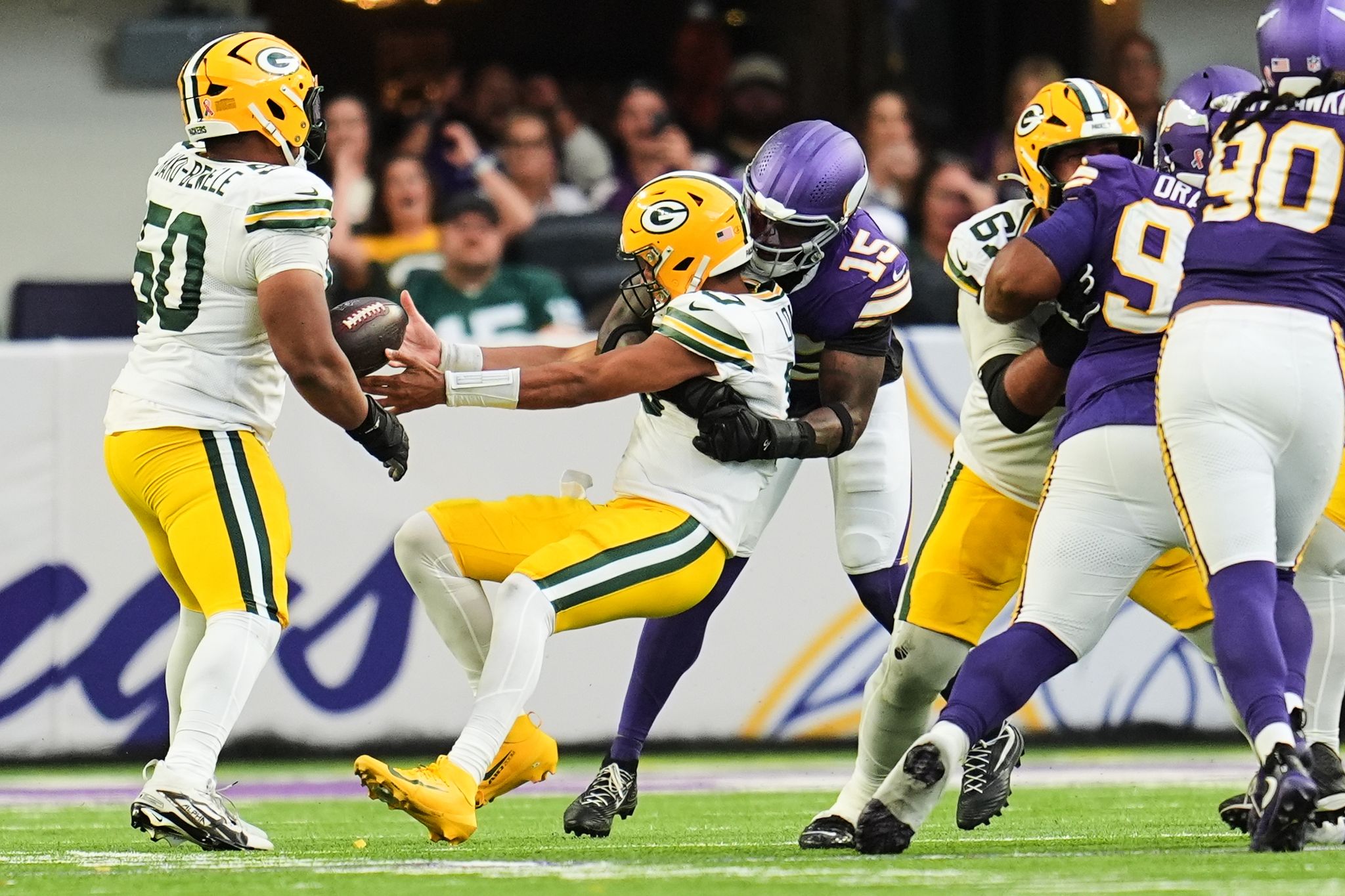 Packers buscan respuestas en la línea ofensiva tras no proteger a Love en el debut fallido