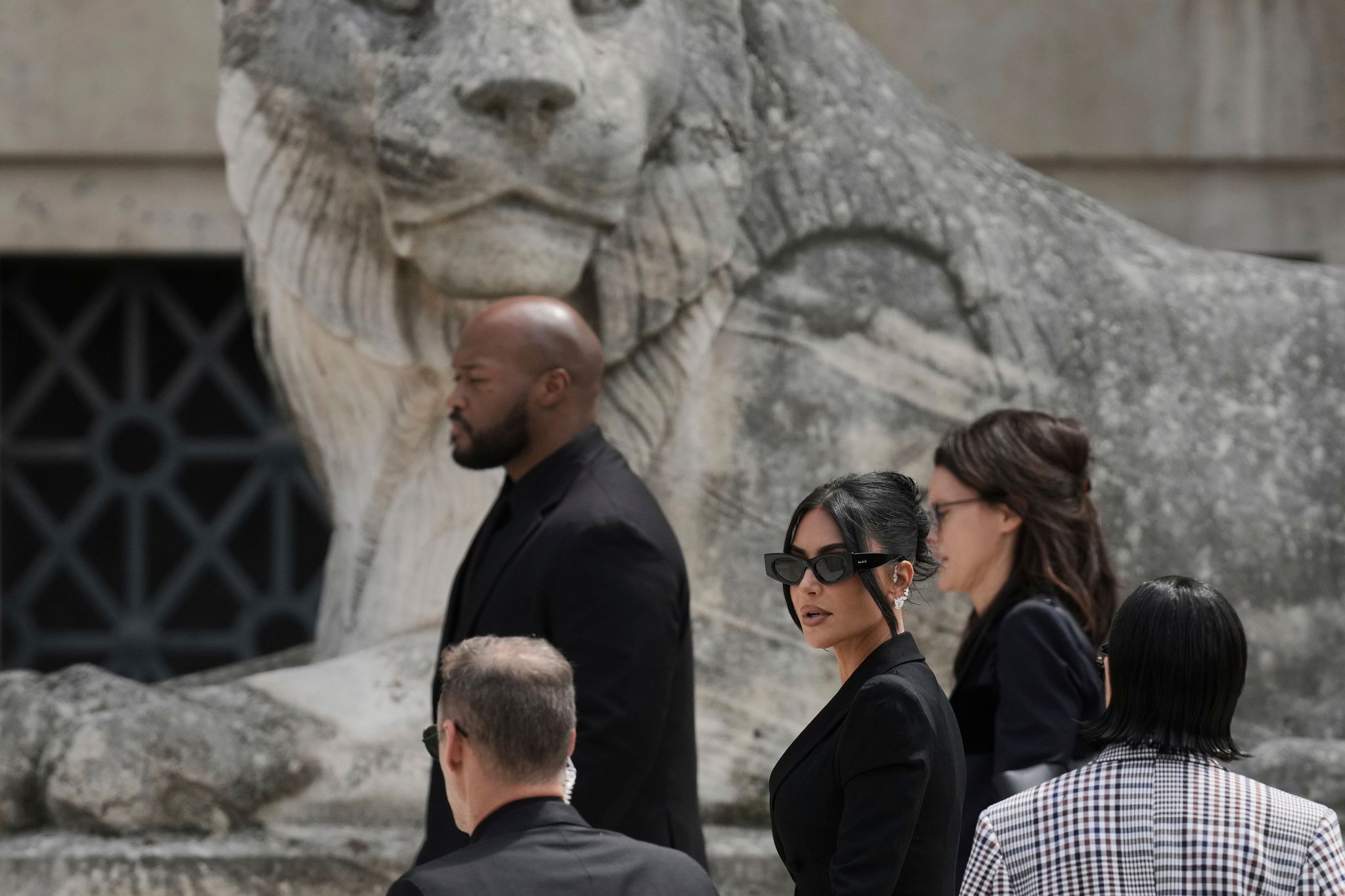 Tribunal de París indemniza a Kim Kardashian con 1 euro por el robo de joyas sufrido en 2016