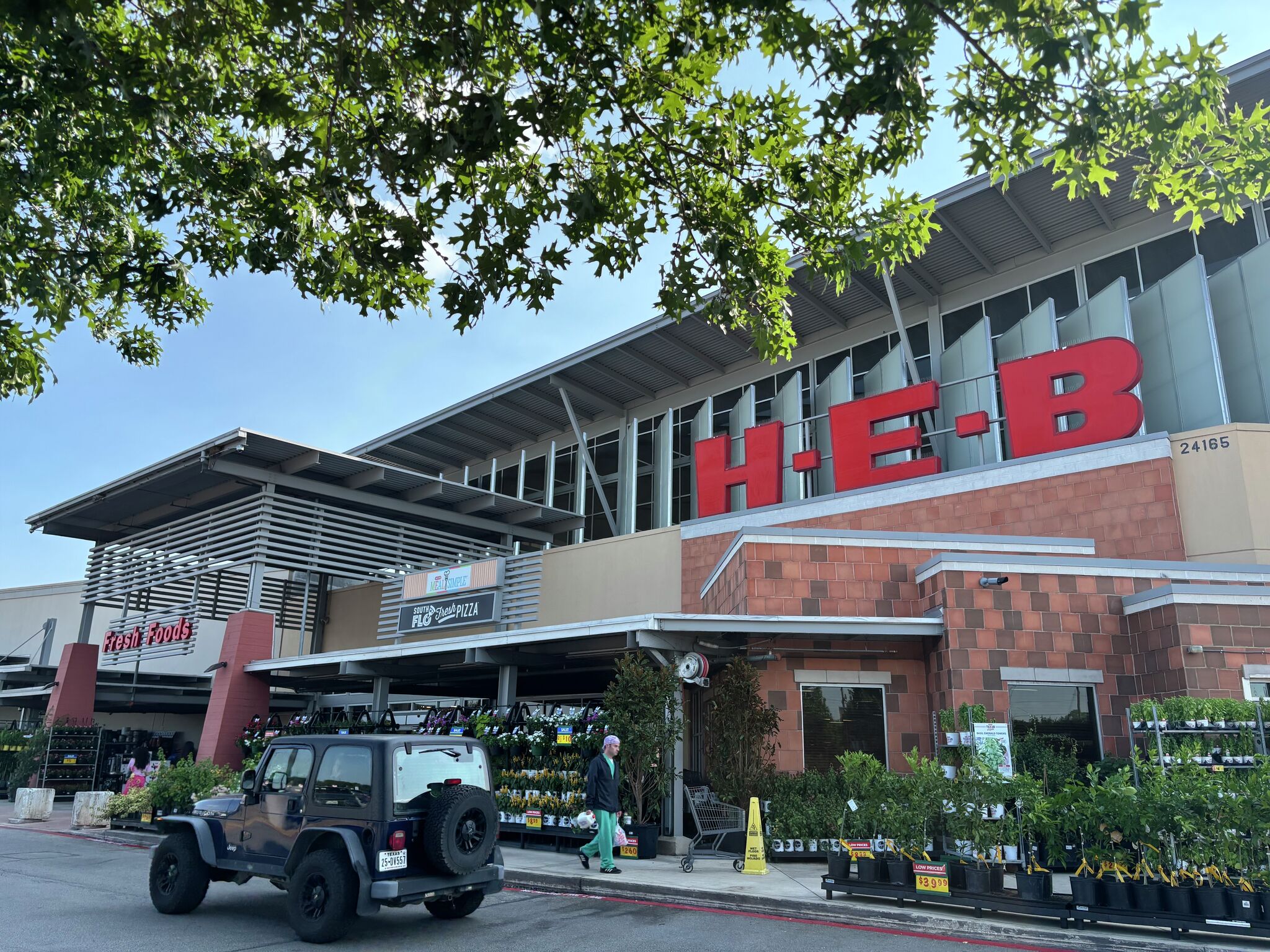 What are H-E-B store hours today?