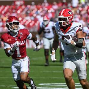 Chauncey Bowens runs for 3 TDs as No. 2 Georgia steamrolls past Arkansas 45-17