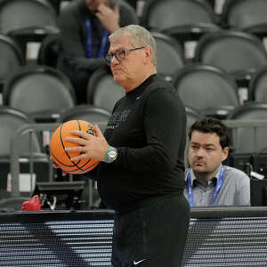 Geno Auriemma's UConn Huskies once drew dozens. Now 2,000 show up for practice: Mike Anthony