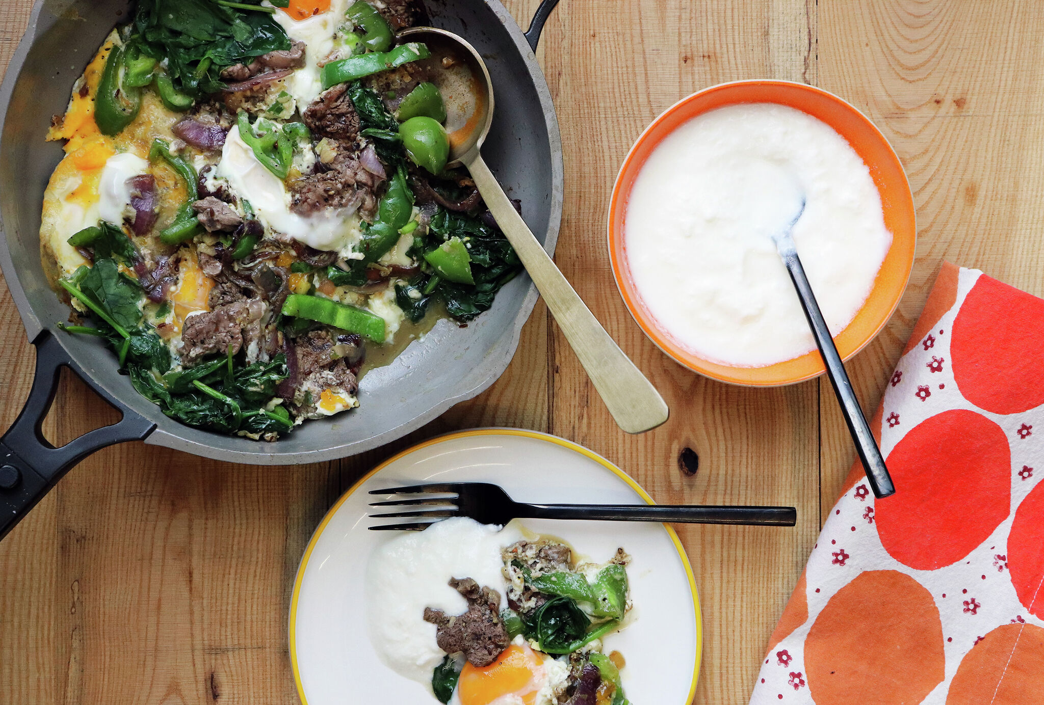 Rezept für Steak und Eier aus einer Pfanne mit Spinat und Gemüse