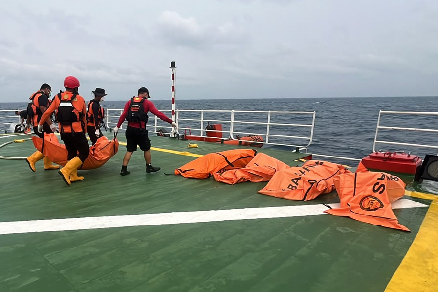 Divers recover a total of 52 bodies from capsized ferry in Indonesia ...