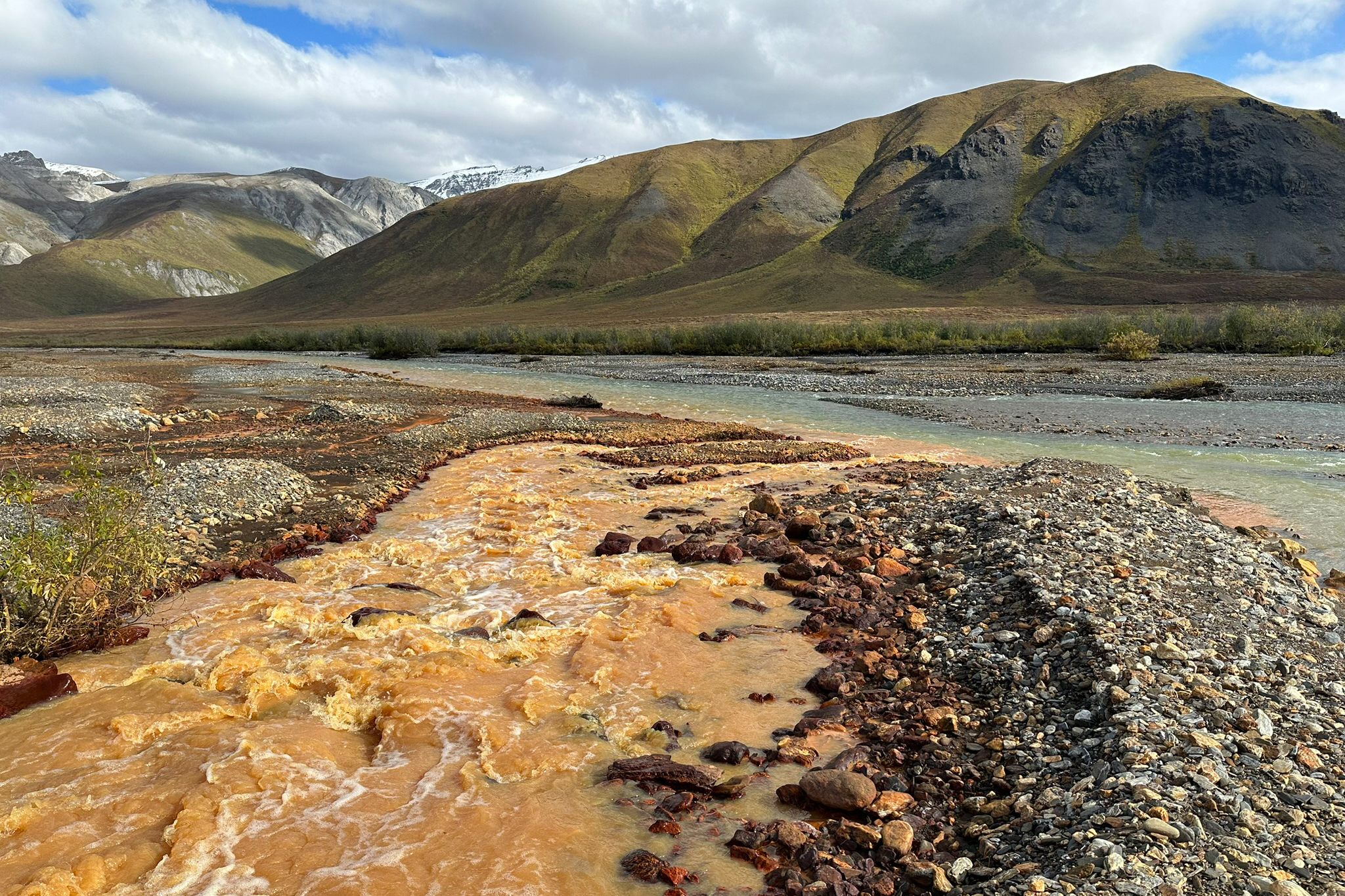 sfgate.com - Ariana Bindman - California scientists discover orange rivers more acidic than water near mines