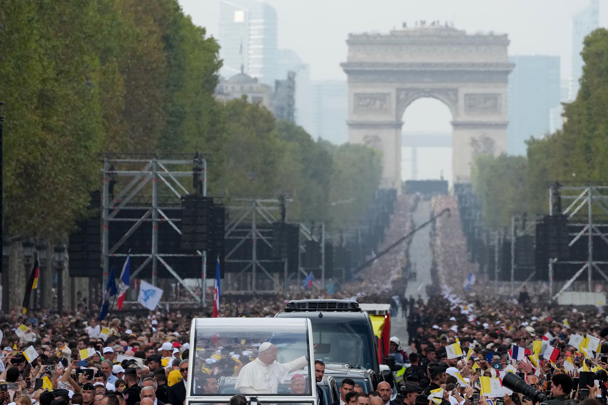 Pope Gate Pope Leo draws 800,000 people to central Paris for open-air Mass on ...