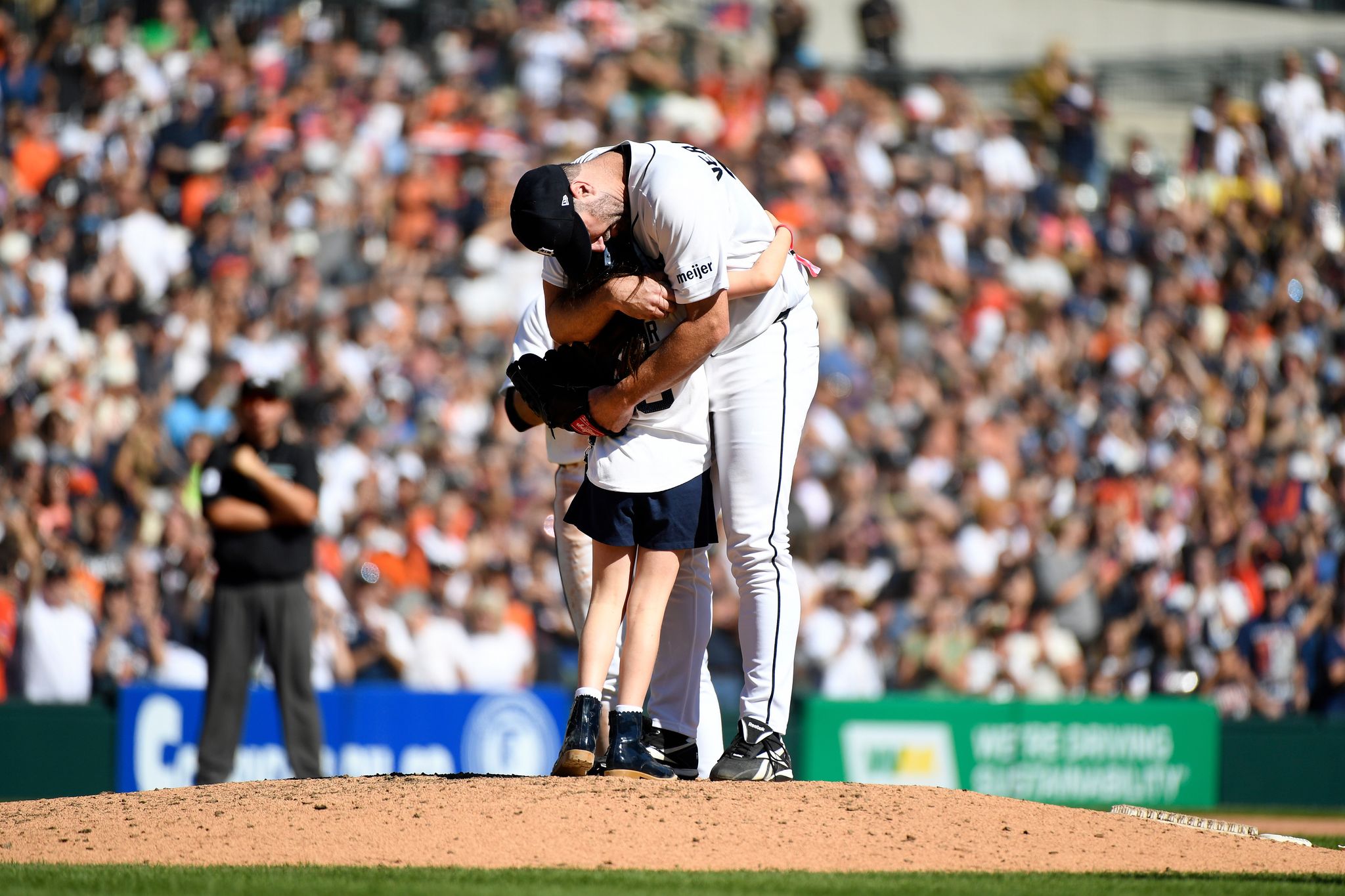 Photo: thetelegraph.com Justin Verlander's Daughter Sprints to Mound in Final Career Start