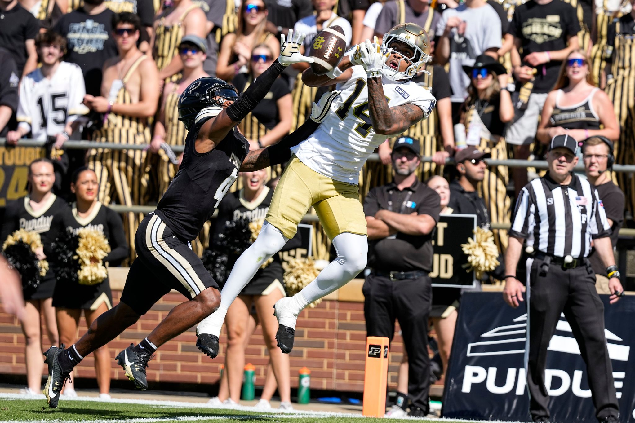CJ Carr throws for 3 TDs, runs for another to help No. 3 Notre Dame ...
