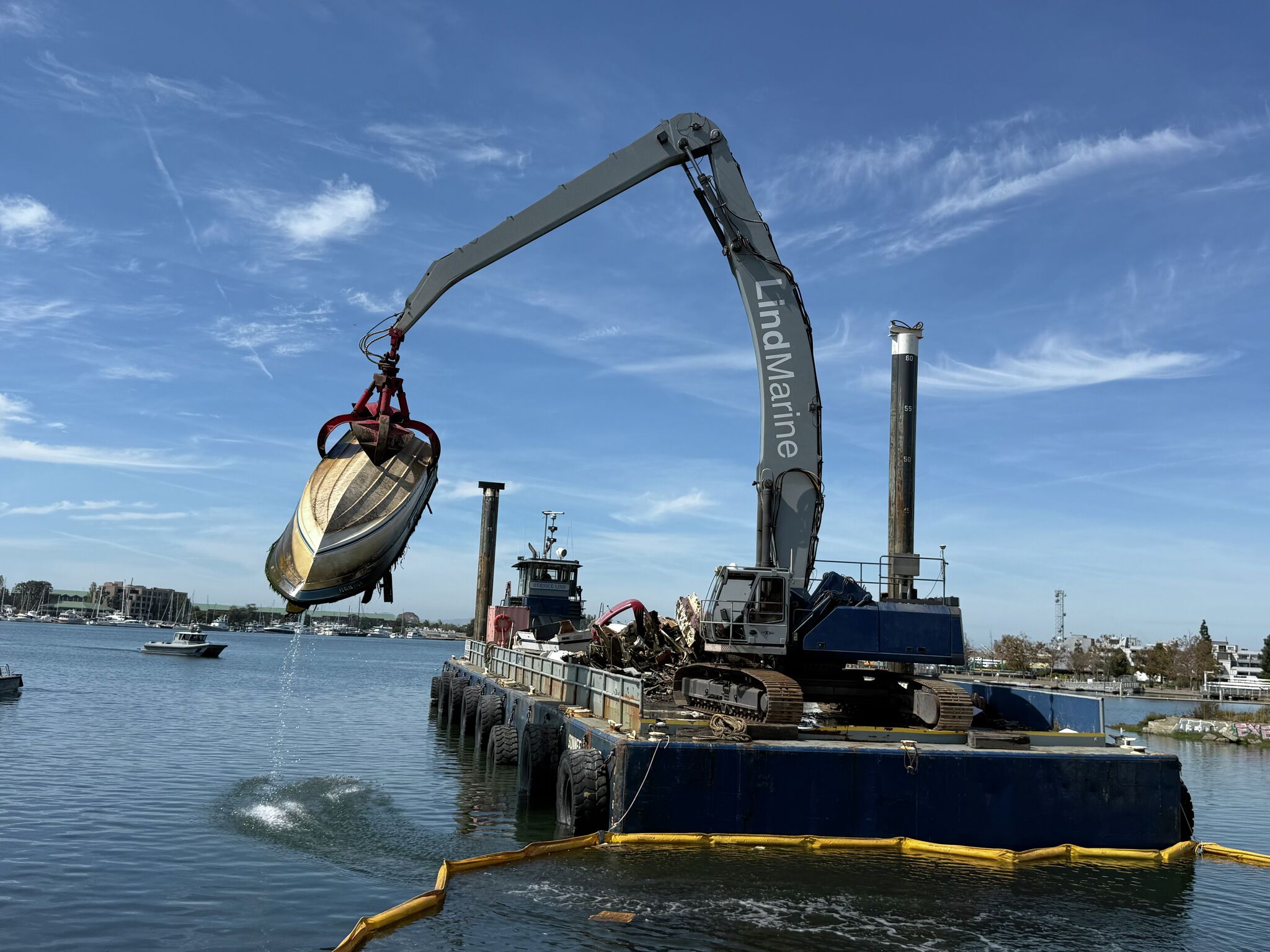 sfchronicle.com - Brooke Park - Police say abandoned boats fueled crime on Oakland's waterfront. Now comes the cleanup