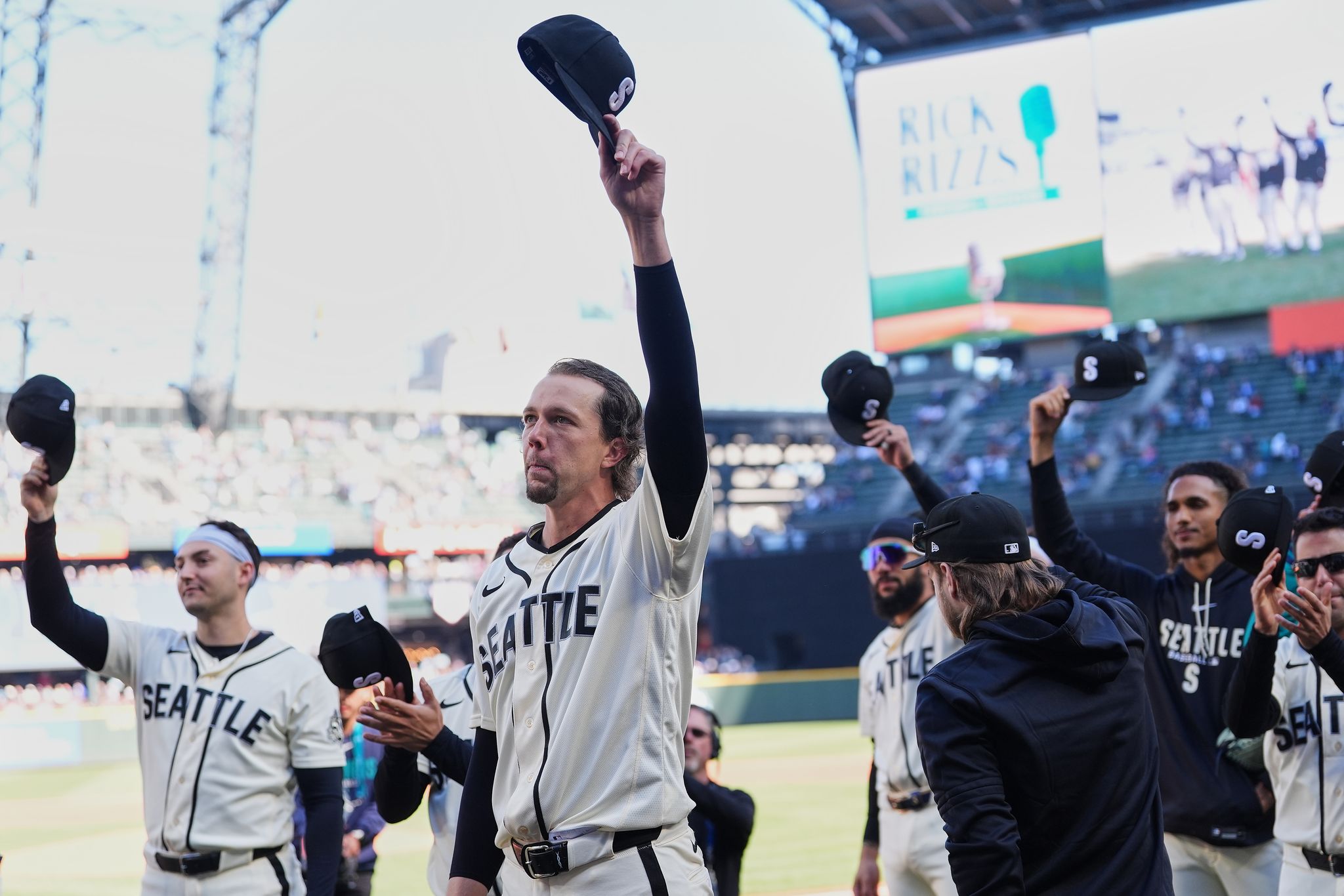 Foto Rizz Gilbert domina con 4 entradas sin hit y Seattle cierra la temporada con ...