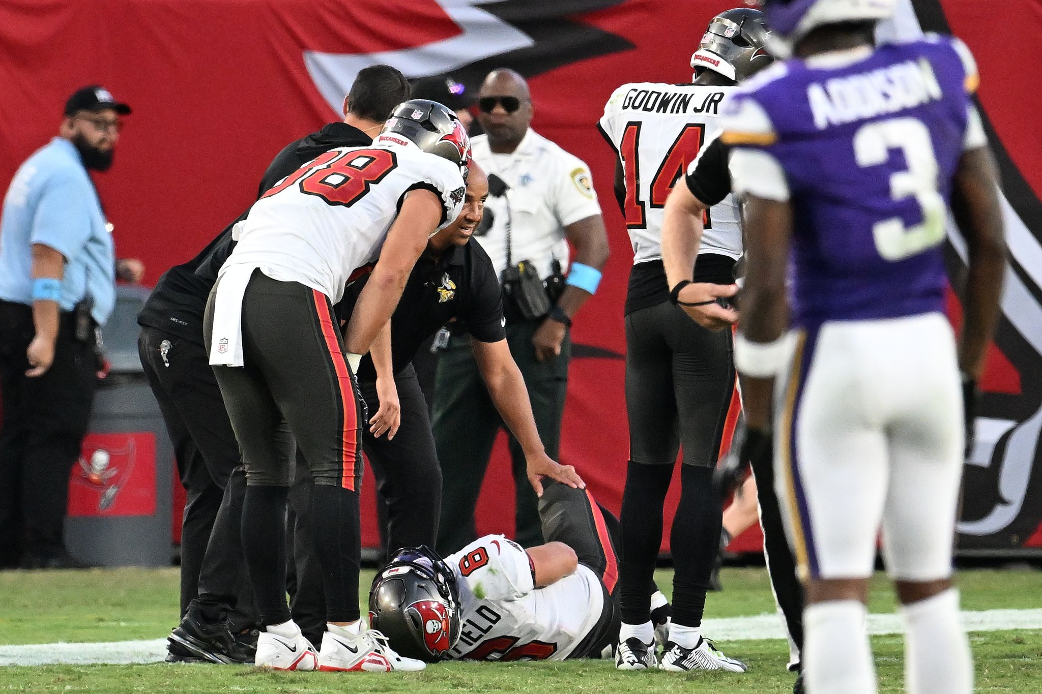 Baker Mayfield Suffers Dislocated Thumb in Buccaneers’ Loss to Vikings