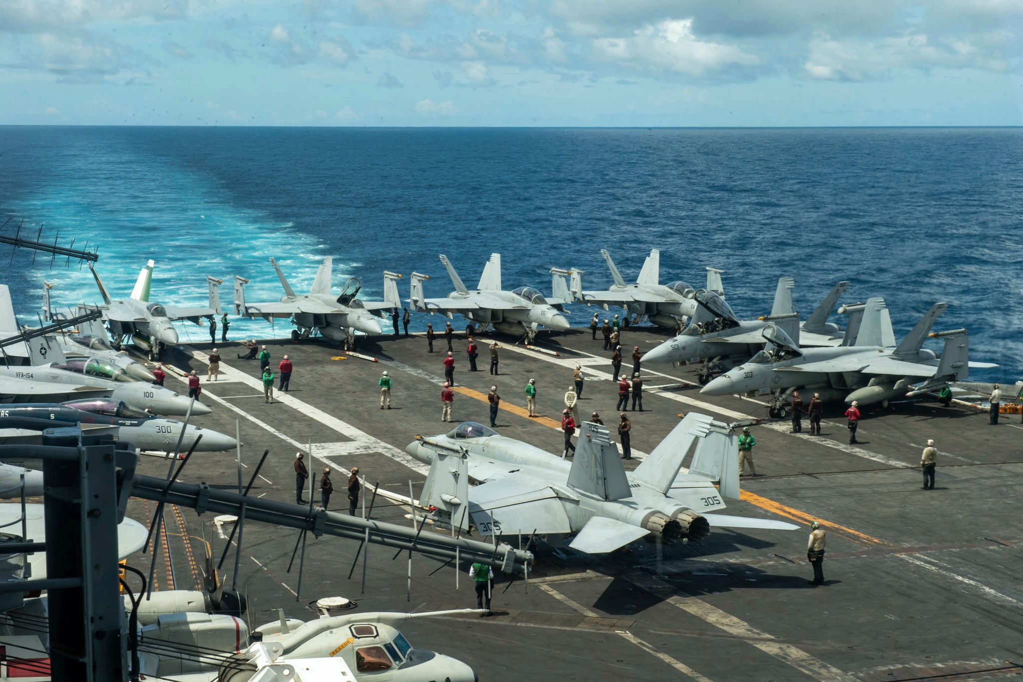 Pilotos de EEUU se eyectan al aterrizar en un portaaviones frente a Virginia; 4 heridos