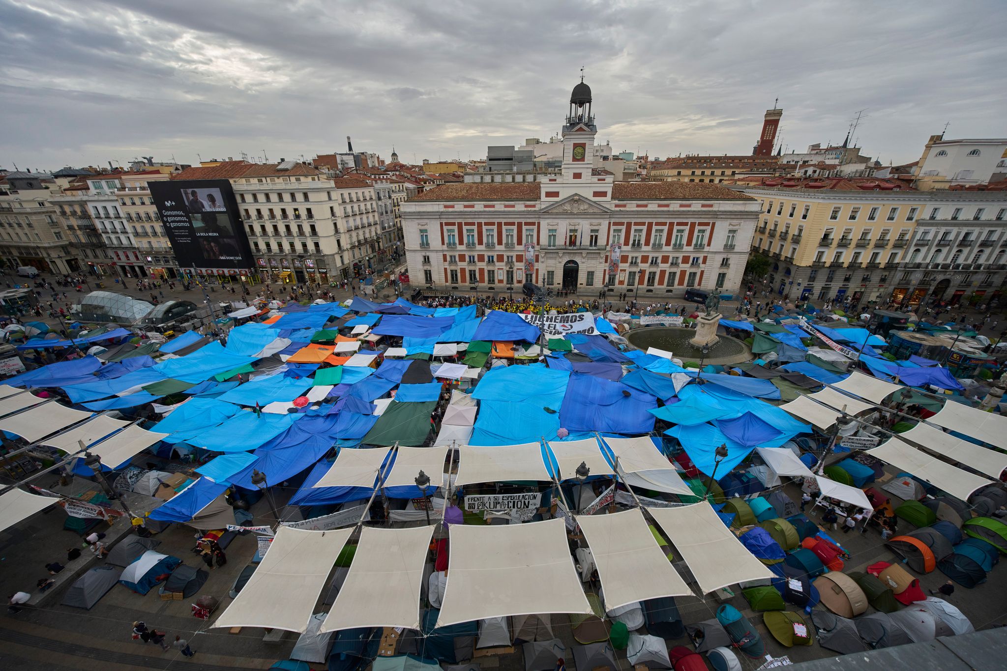 Manu Lettering Photos of Madrid protests after an 87-year-old woman’s eviction from ...