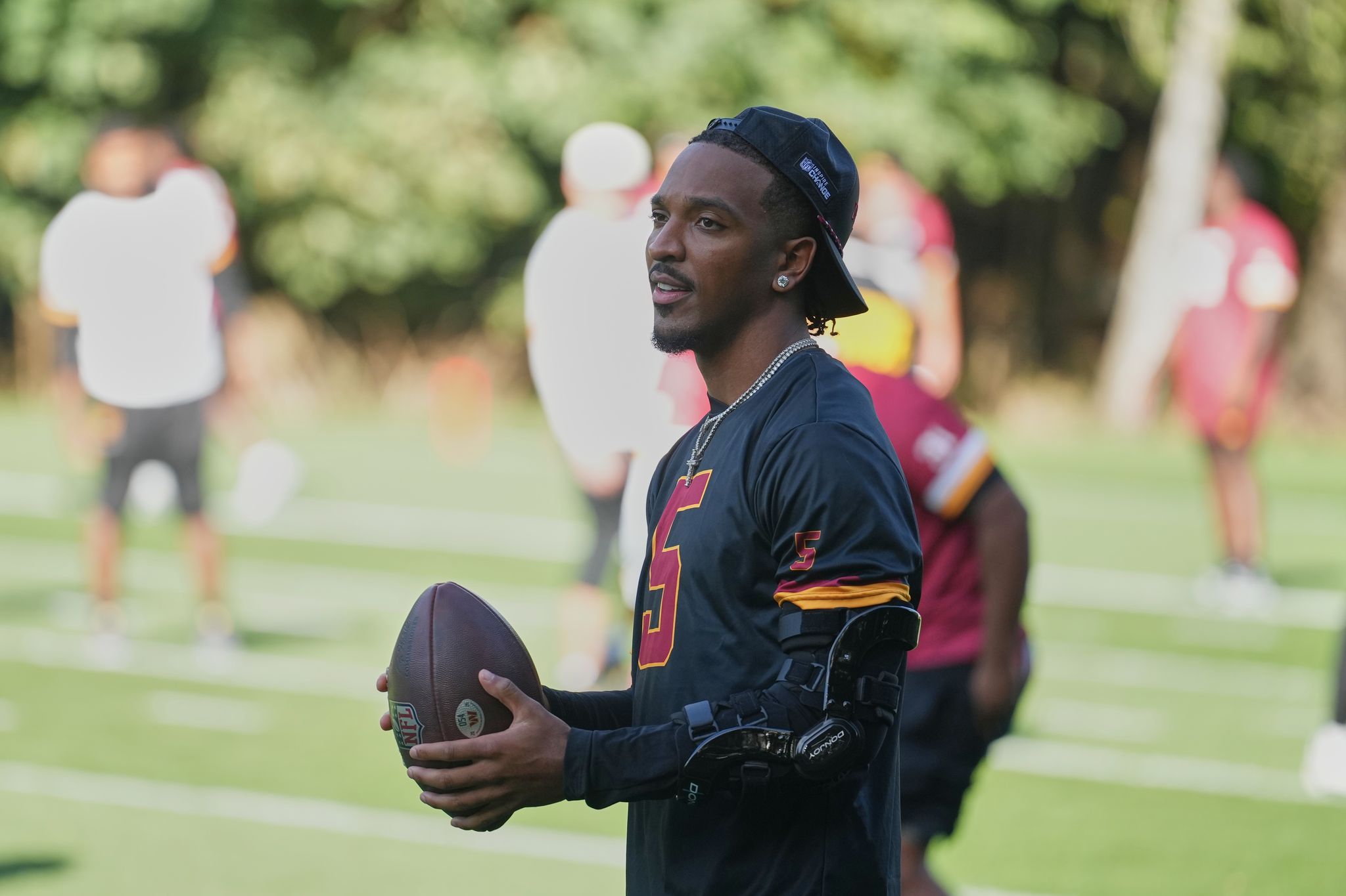 Commanders Chain Temu Jayden Daniels shrugs off elbow fears as Commanders weigh Colts start ...