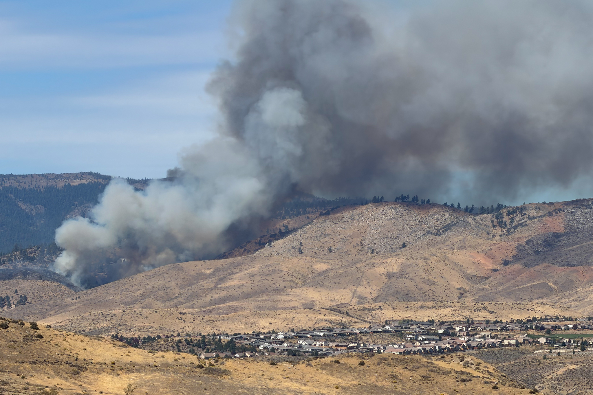 Bull Fire nahe der kalifornischen Grenze markiert den 6. Brand in den Reno ...