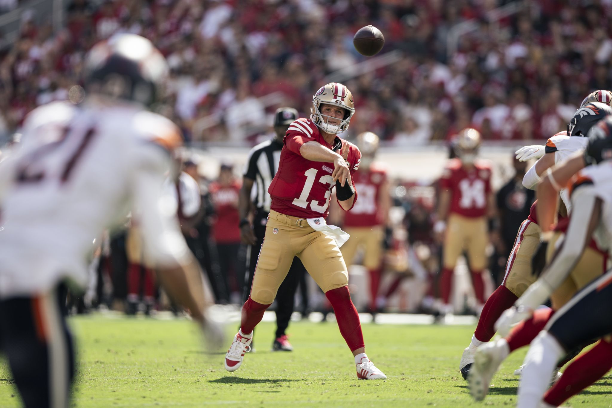 Die 49ers klettern nach einem hart umkämpften 24:14-Sieg gegen die Broncos ...