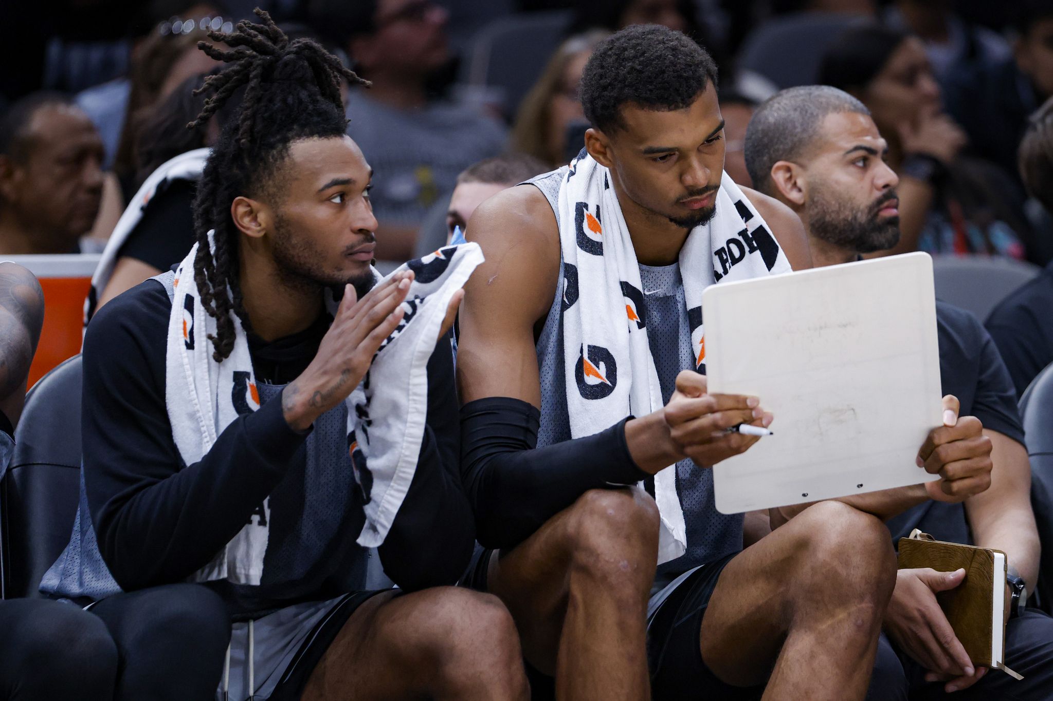 Die Spurs setzen beim Silver & Black Scrimmage eine ...