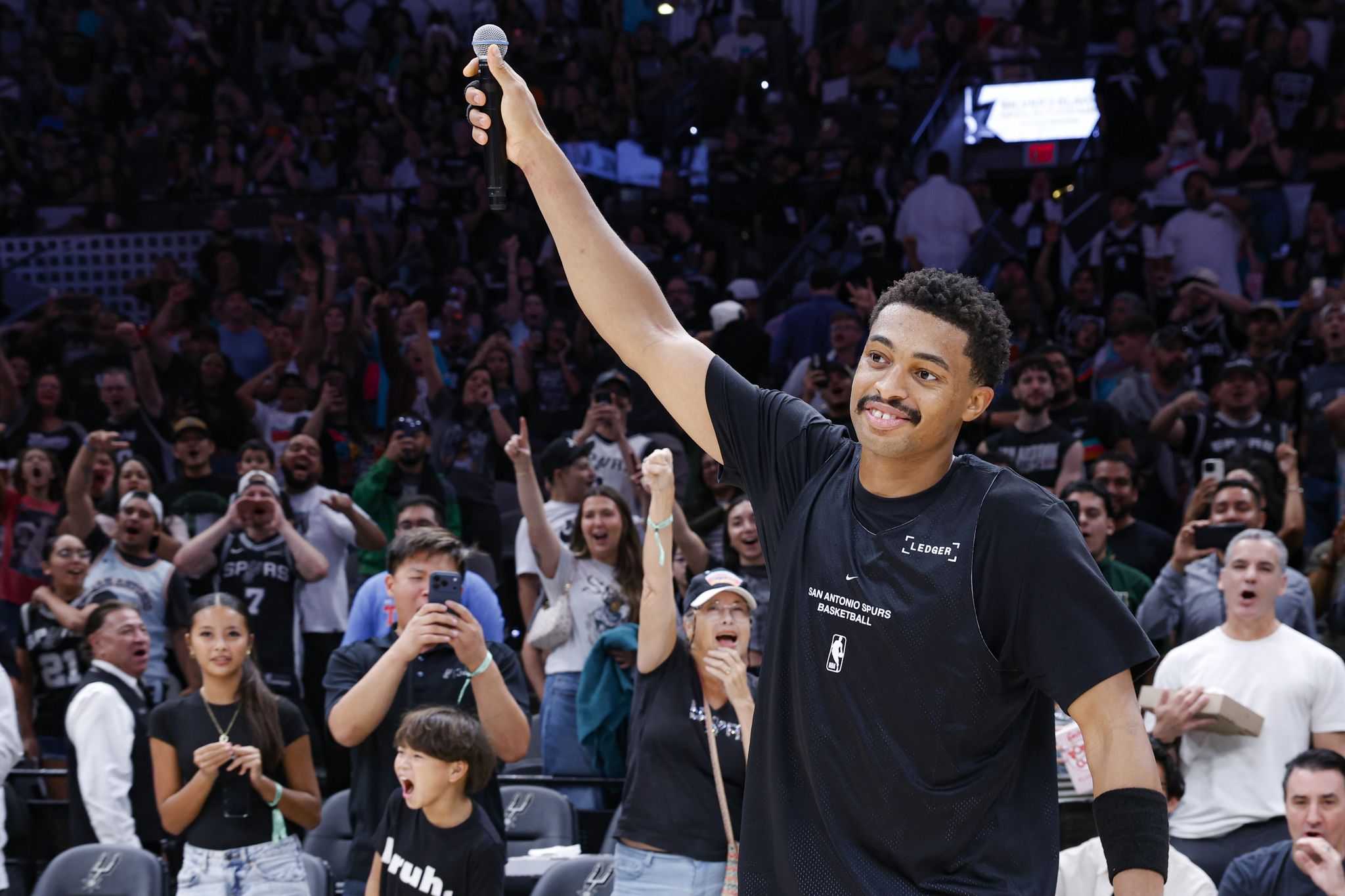 Fans pack Frost Bank Center for Spurs' annual Silver & Black Scrimmage
