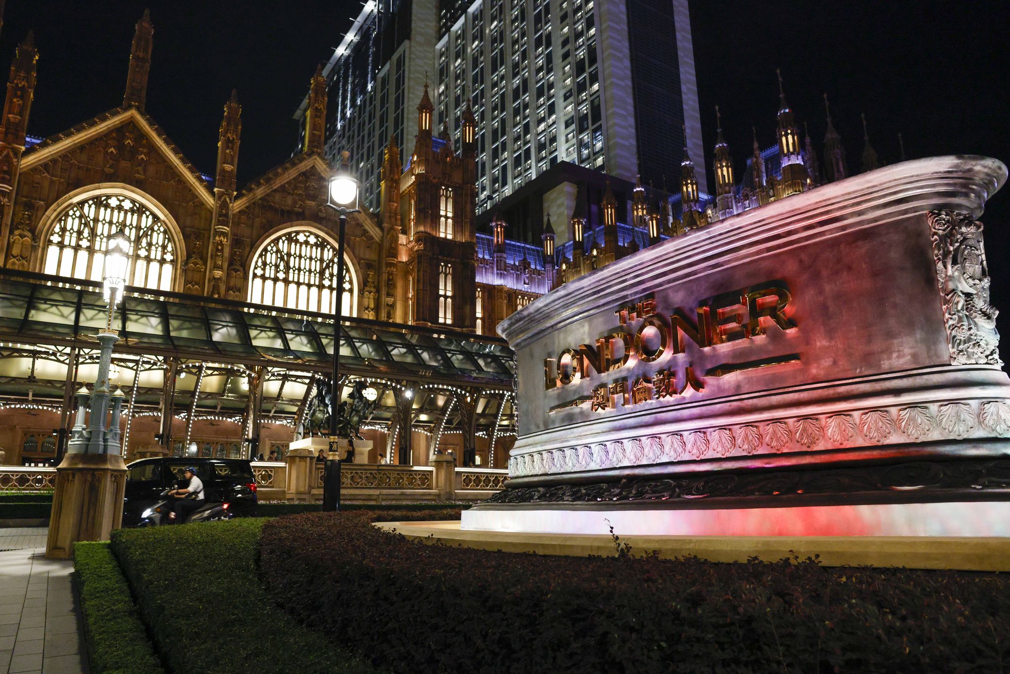 What are the Sands hotels in Macao operated by Mavericks owners Adelson, Dumont?