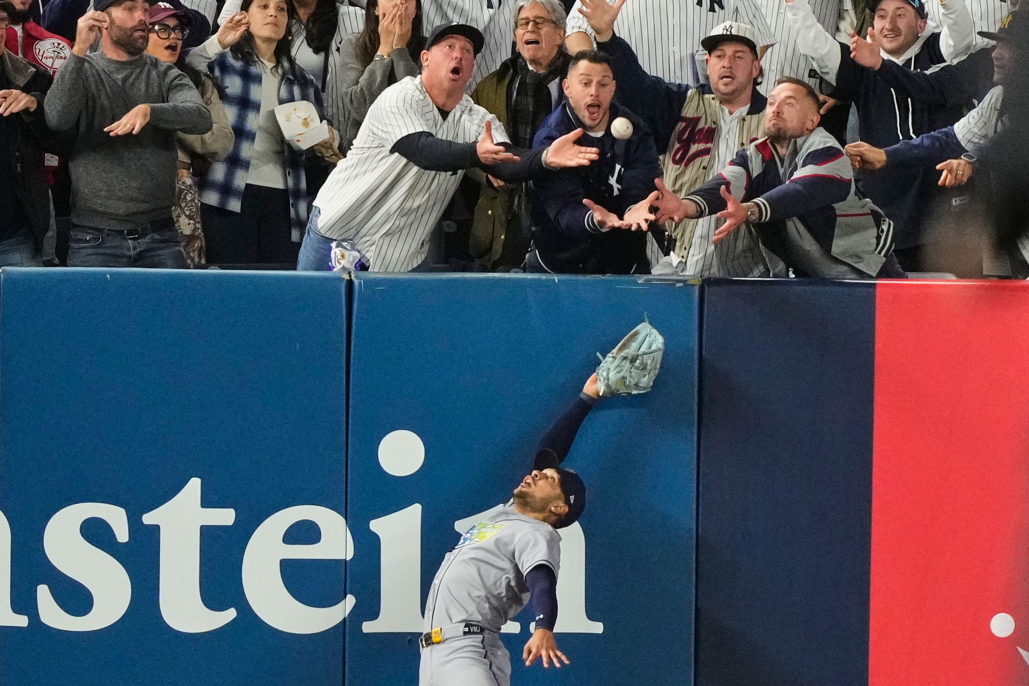 Was twitterte Alex Bregman nach dem Pfiff wegen Fanbehinderung bei den ...
