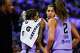 在大通中心举行的 WNBA 半决赛第二场比赛中,瓦尔基里队前锋加比·威廉姆斯(左)与前锋贾妮尔·萨劳恩对阵拉斯维加斯王牌队。