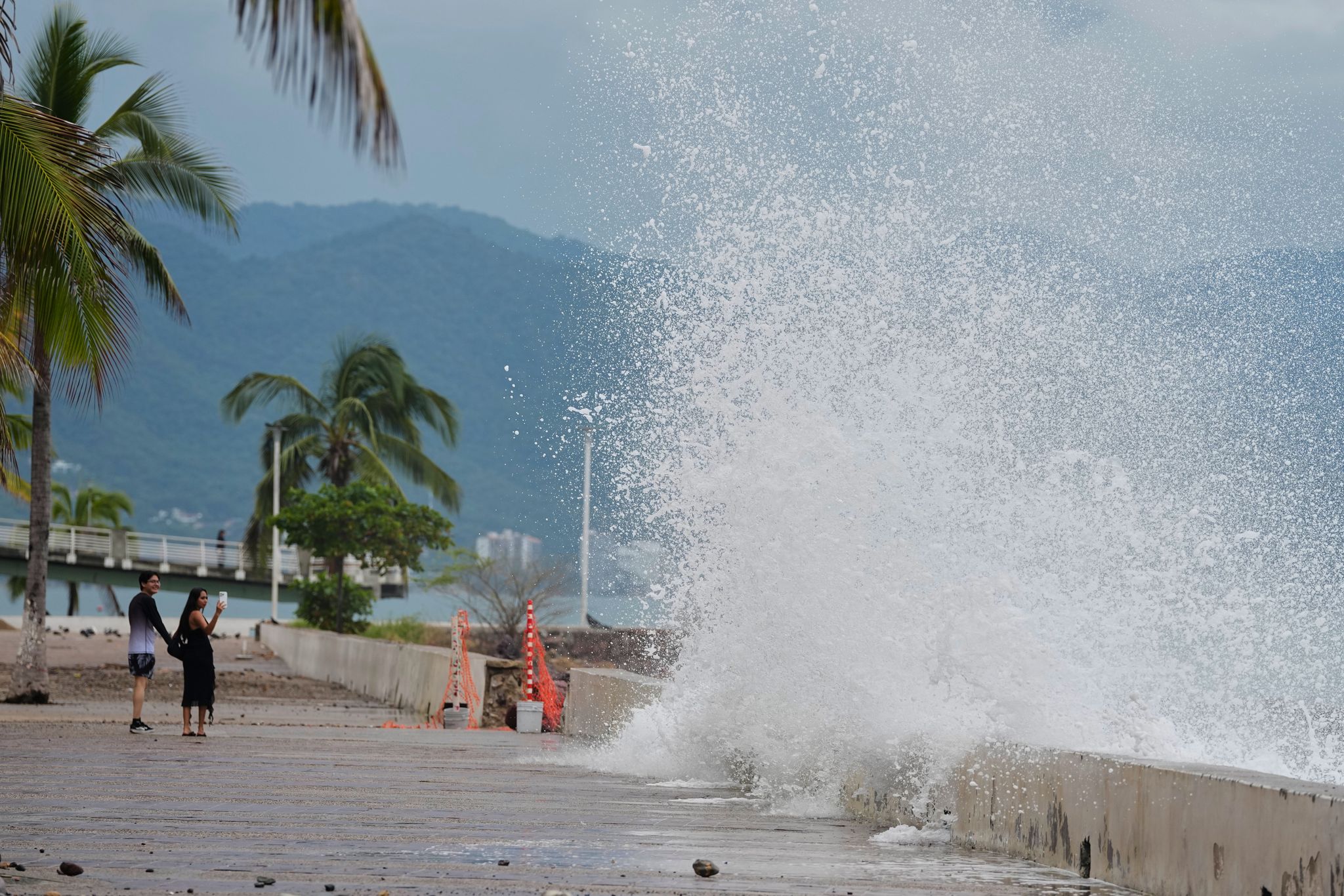Hurricane Simon pounds resorts and vulnerable towns along Mexico’s ...