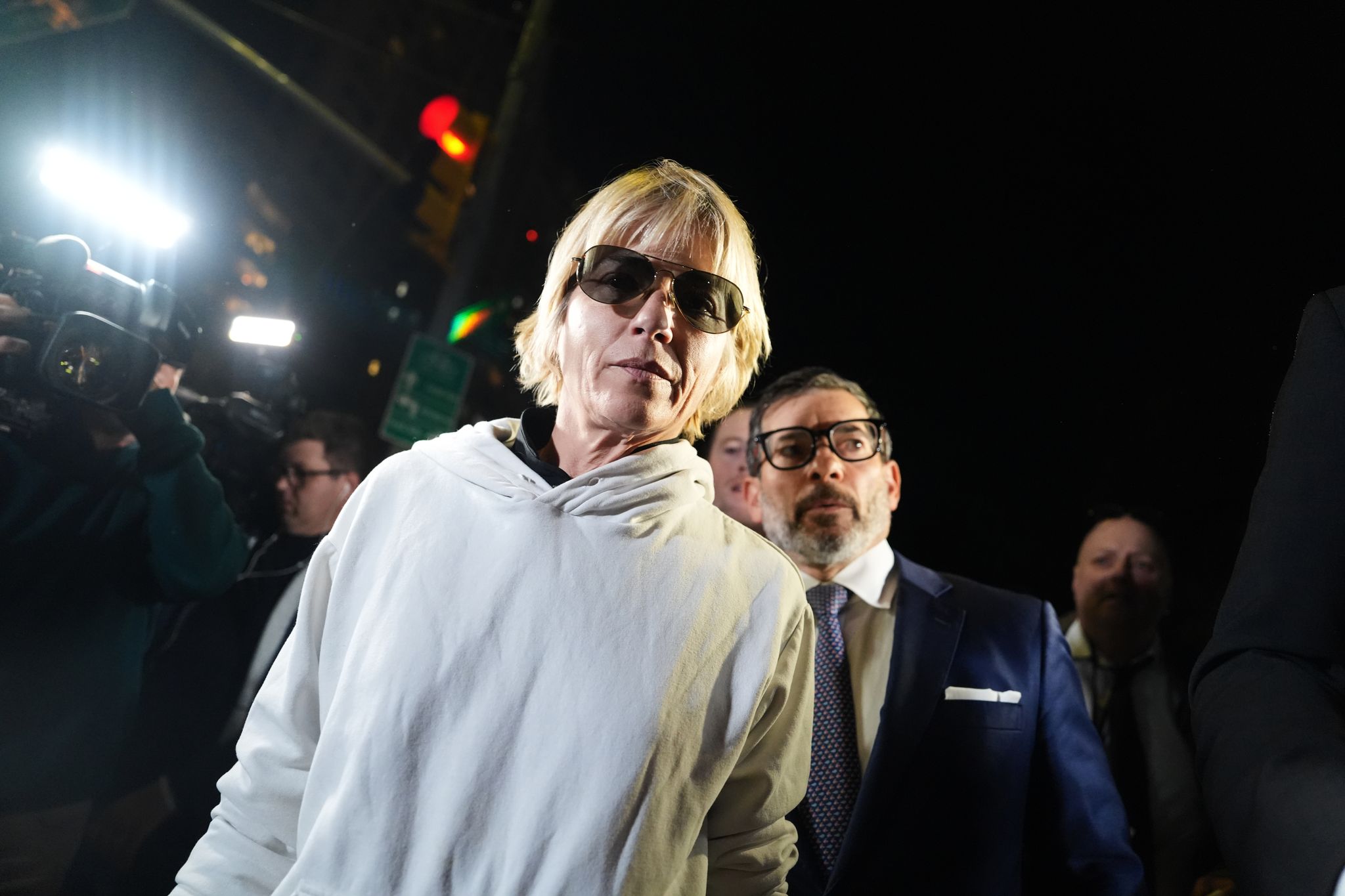 Selma Blair arrested after alleged assault on flight, charged with kicking ...