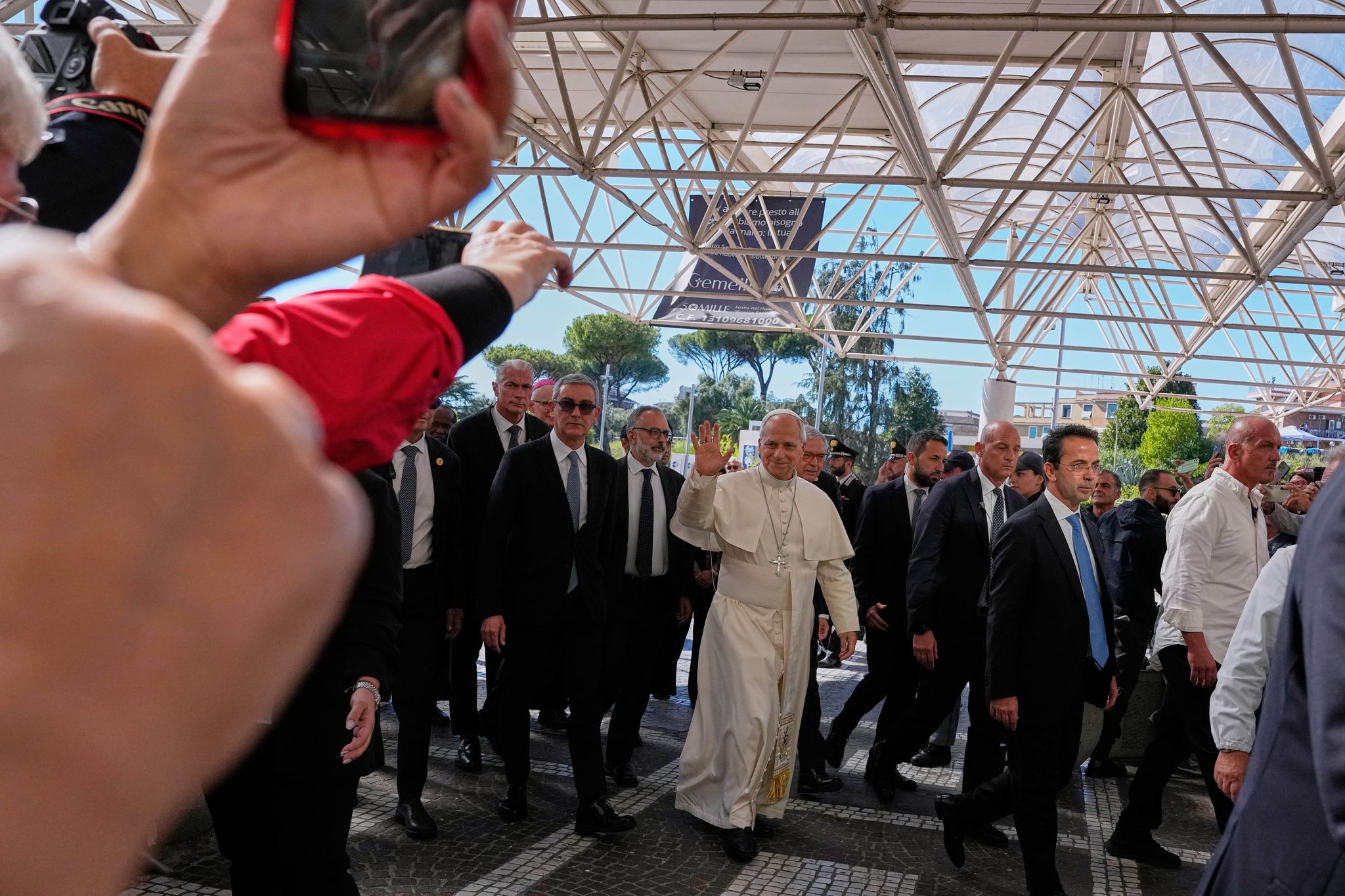 Pope Gate Who's in charge when the pope is unconscious and unable to govern? The pope