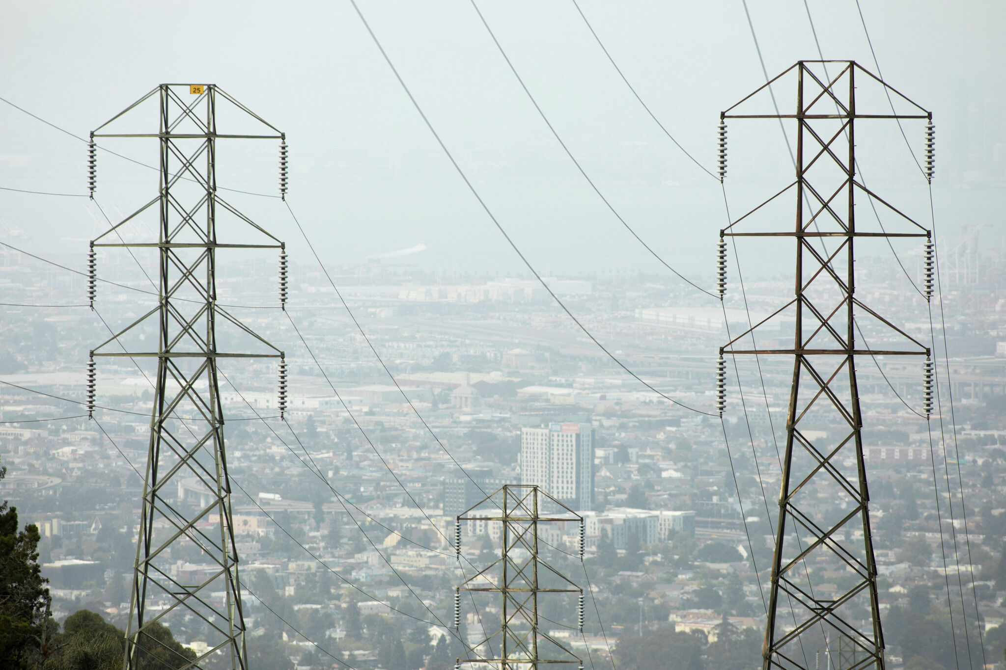 PG&E cuts off power to thousands in Bay Area due to wildfire risk