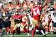Quarterback Niners Brock Purdy, kiri, berusaha memberikan umpan kepada fullback Kyle Juszczyk selama babak kedua melawan Denver Broncos di Levi's Stadium pada 4 Oktober. 49ers mengalahkan Broncos 24-14.