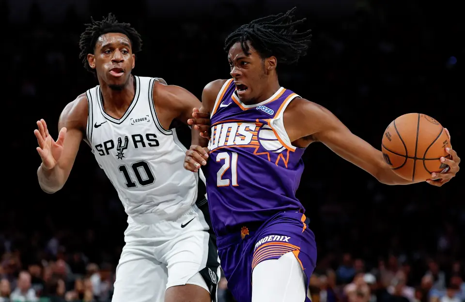 San Antonio Spurs center Tarris Reed Jr. (10) guards Phoenix Suns forward CJ Huntley (21) during the second half of a preseason NBA game at Frost Bank Center in San Antonio, Wednesday, Oct. 14, 2026. The Spurs defeated the Suns 123-103.