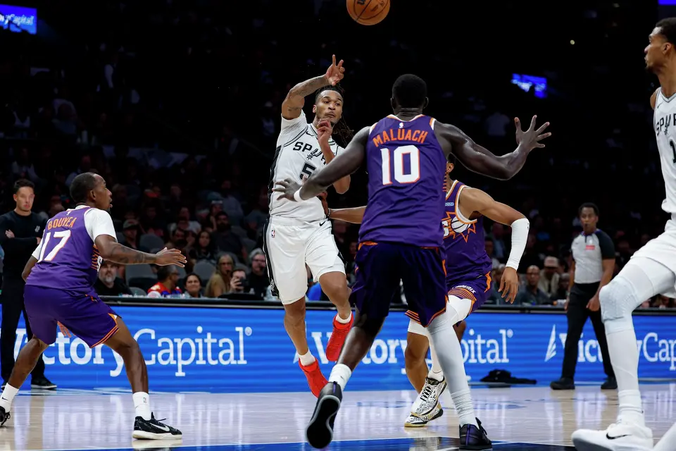 San Antonio Spurs guard Stephon Castle (5) makes a pass to center Victor Wembanyama (1) during the first half of a preseason NBA game against the Phoenix Suns at Frost Bank Center in San Antonio, Wednesday, Oct. 14, 2026.