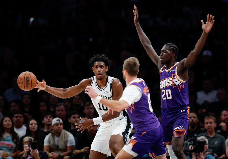 San Antonio Spurs center Tarris Reed Jr. (10) makes a pass during the second half of a preseason NBA game against the Phoenix Suns at Frost Bank Center in San Antonio, Wednesday, Oct. 14, 2026. The Spurs defeated the Suns 123-103.