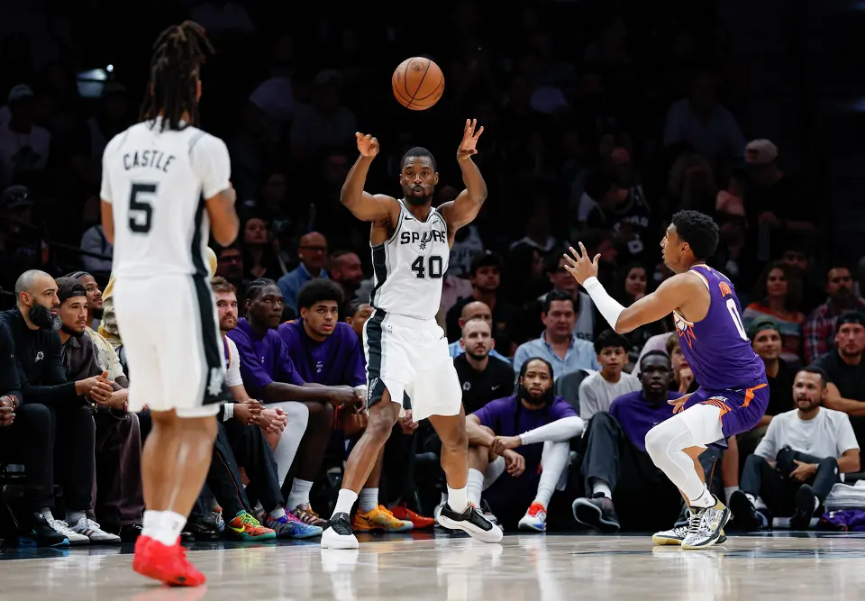 San Antonio Spurs forward Harrison Barnes (40) makes a pass to guard Stephon Castle (5) during the second half of a preseason NBA game at Frost Bank Center in San Antonio, Wednesday, Oct. 14, 2026. The Spurs defeated the Suns 123-103.