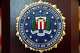 2025年1月16日、オレゴン州ポートランドのFBI事務所で記者会見する前に演壇に立つFBIのシール。(AP写真/ジェニー・ケイン)