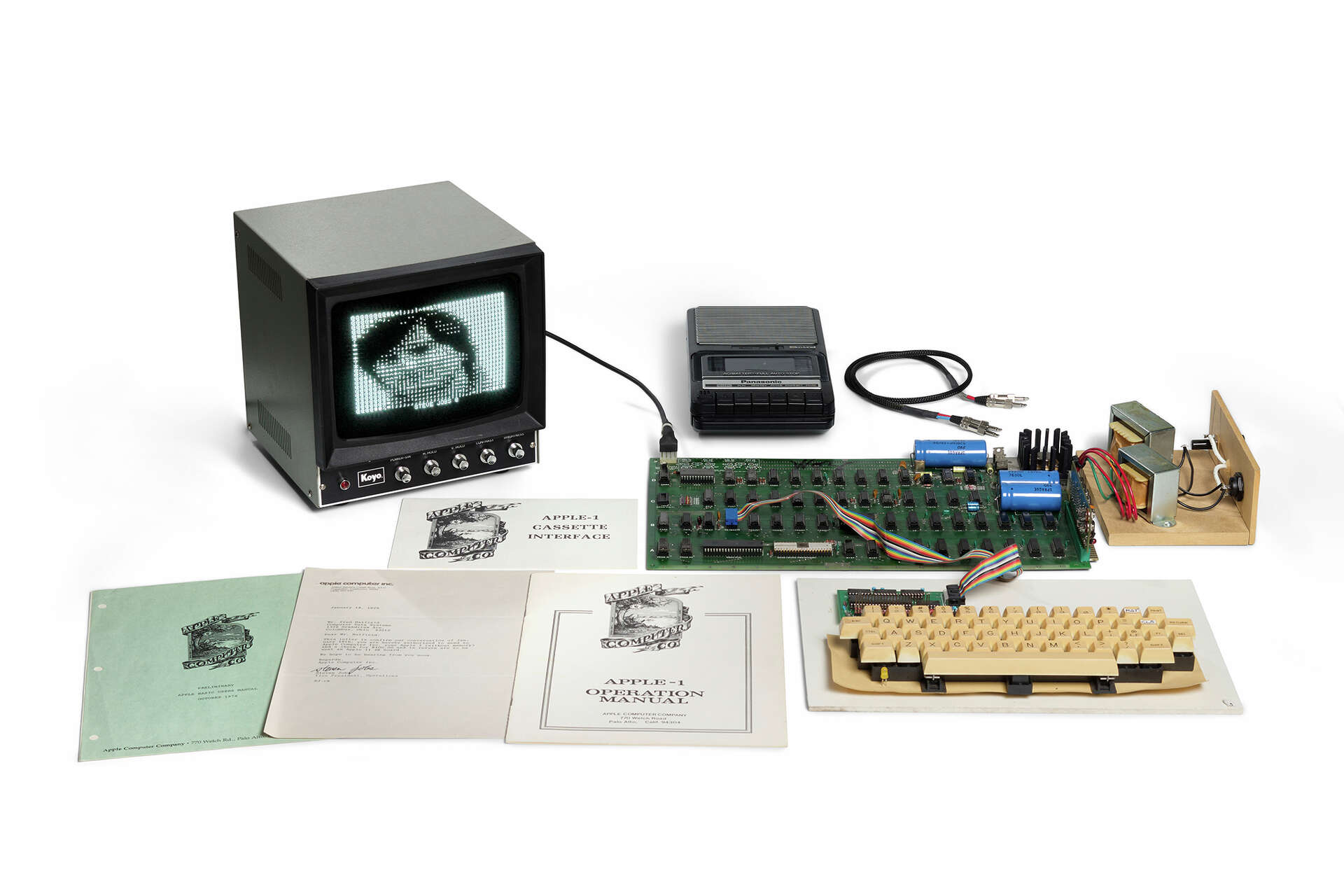 After a 28-minute-long bidding war, a fully functional “Hatfield” Apple-1 computer sold at Bonhams for $1.15 million on Oct. 14, setting a new world auction rec