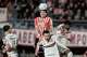 José Funes, de Estudiantes de Argentina, cabecea el balón detrás de Emerson Royal, de Flamengo, en la ida de las semifinales de la Copa Libertadores, el jueves 15 de octubre de 2026 en La Plata (AP Foto/Natacha Pisarenko)
