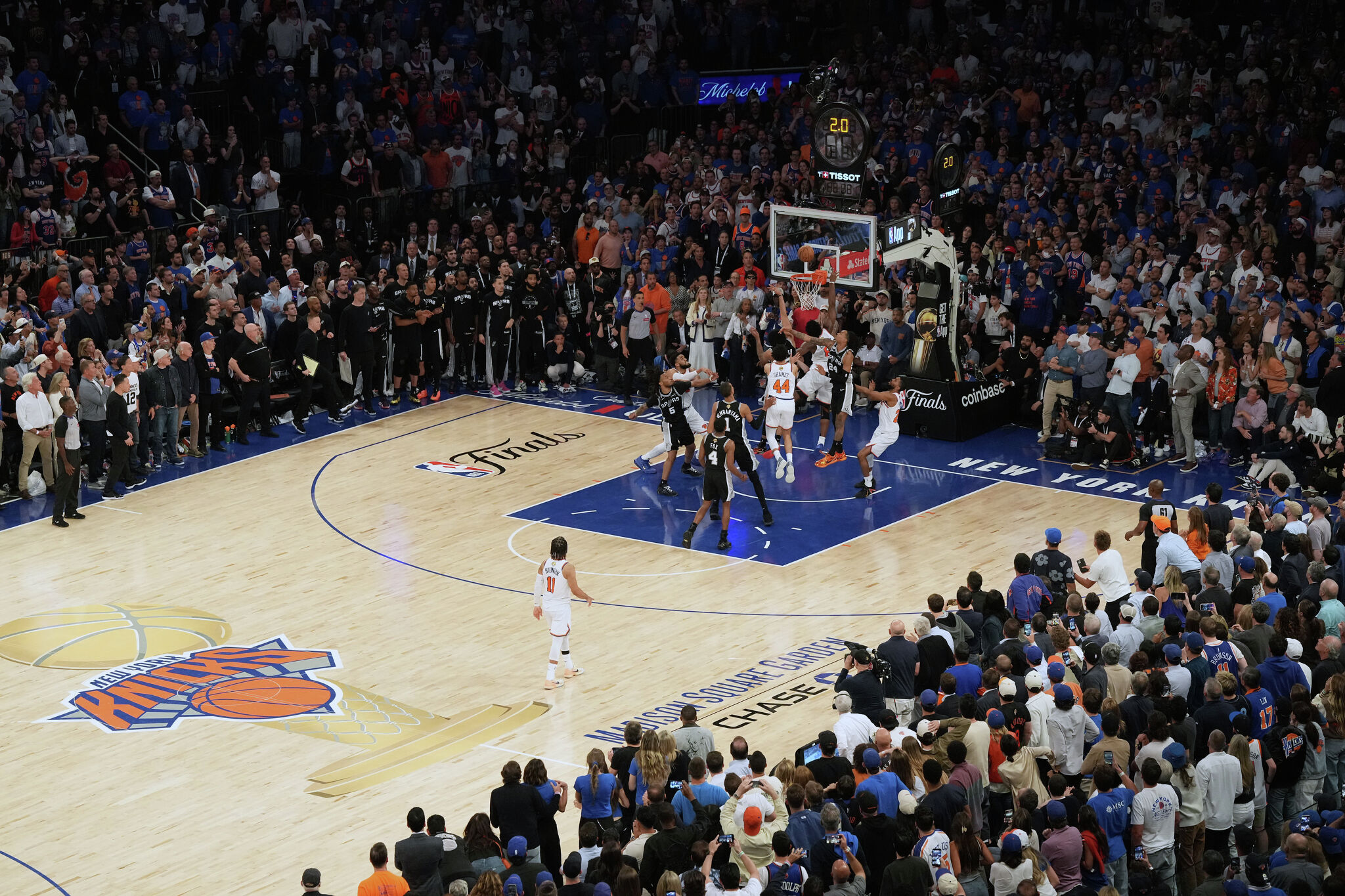 NJ family re-creates Knicks tip-in with Halloween skeletons