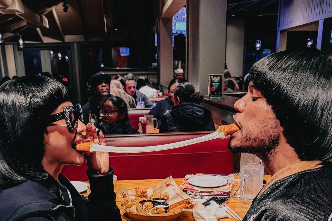R&B-Star Anderson .Paak macht einen Käse-Pull-Trick bei Chili's in San ...