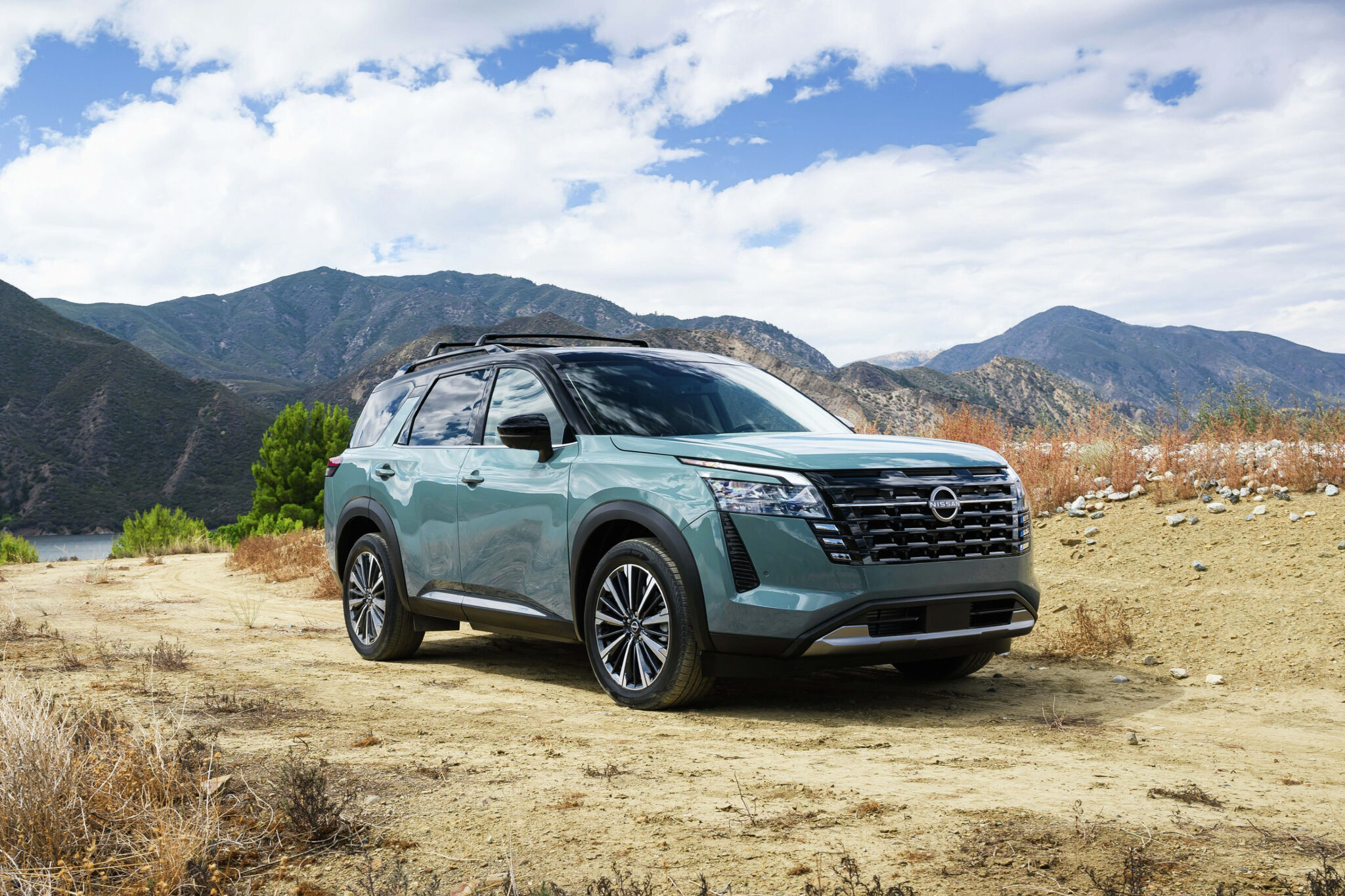 Hyundai Santa Fe and Nissan Pathfinder test in family SUVs