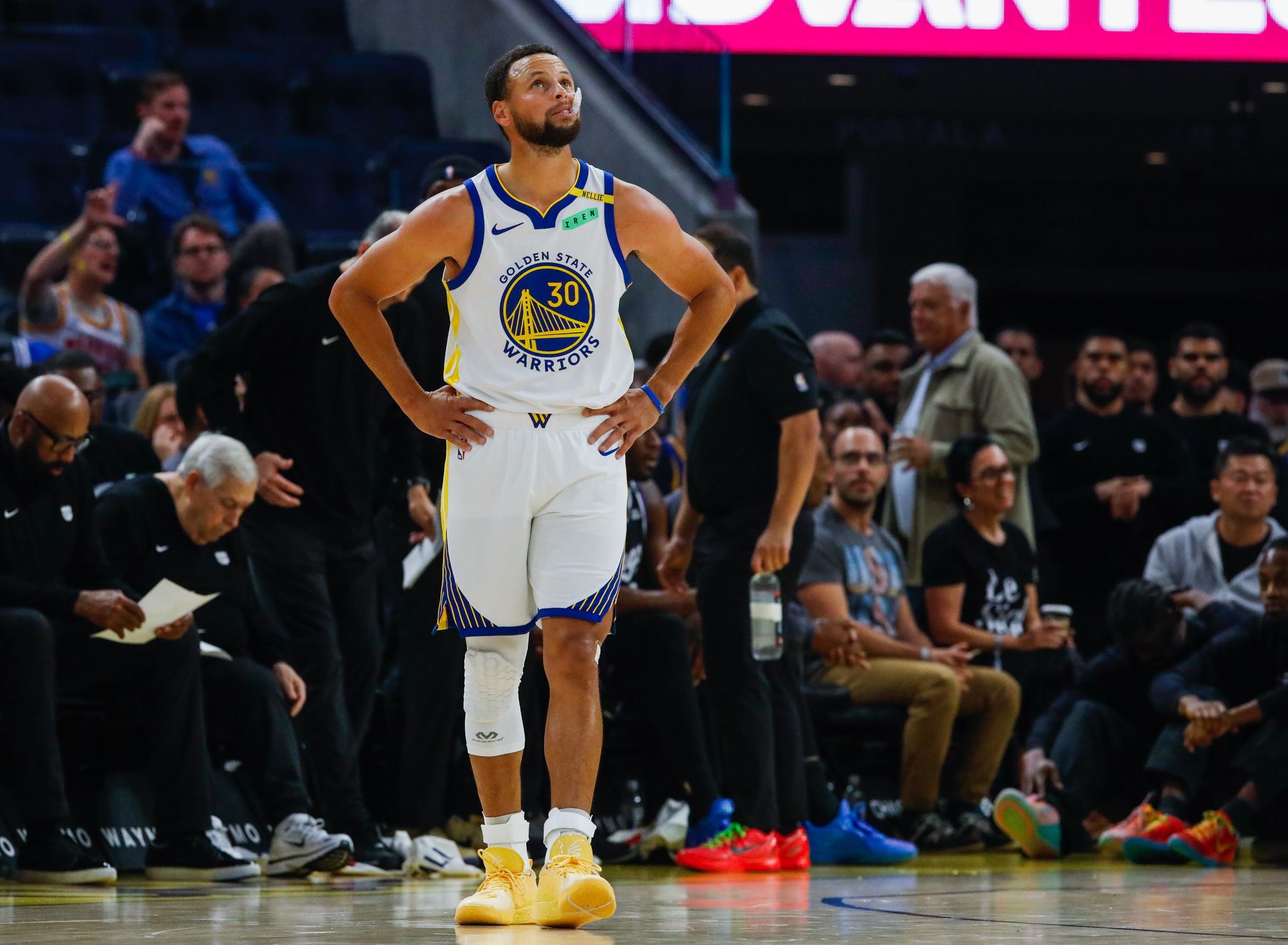 Warriors-Spieler Steph Curry verletzt sich offenbar und humpelt aus dem ...