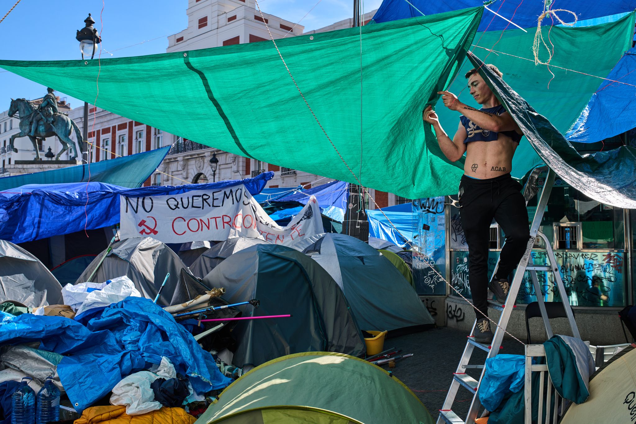 Από τη Γαλλία μέχρι την Αλβανία, η κοινωνική αναταραχή βάζει φωτιά στους δρόμους της Ευρώπης