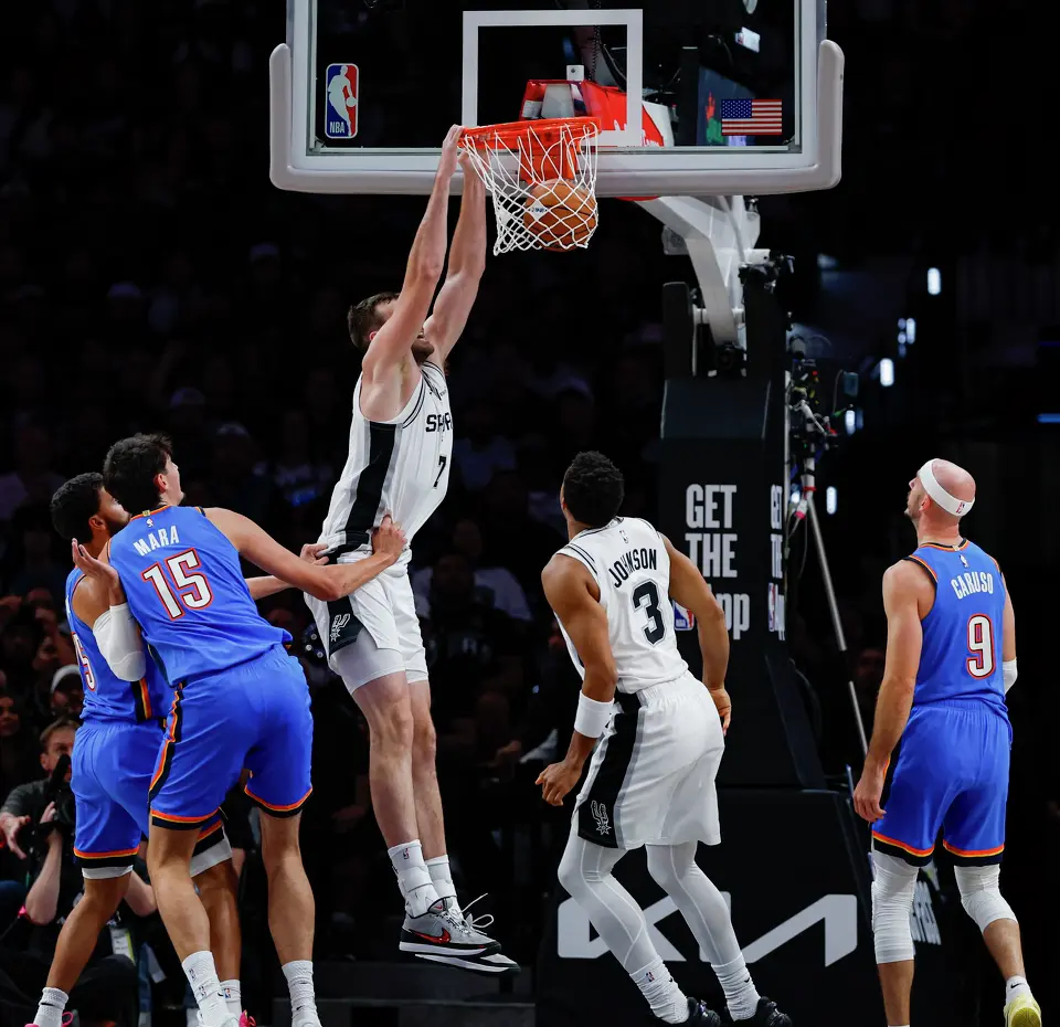 San Antonio Spurs center Luke Kornet (7) dunks during the first half of the NBA season opener against the Oklahoma City Thunder at Frost Bank Center in San Antonio, Tuesday, Oct. 20, 2026.