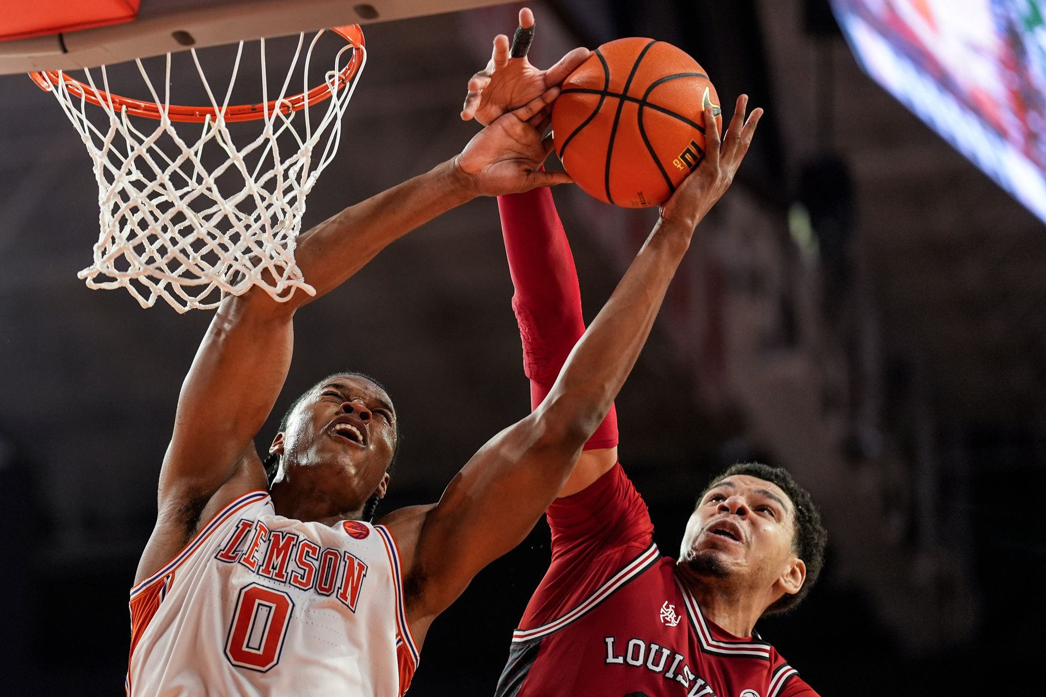 Arizona coach Tommy Lloyd fumes as forward RJ Godfrey's eligibility ...