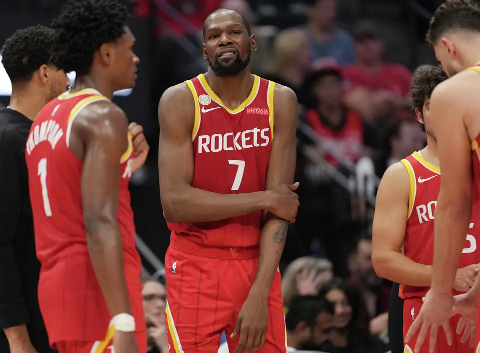 Houston Rockets forward Kevin Durant (7) holds onto his elbow during game action against the Dallas Mavericks at the Toyota Center in Houston on Wednesday, Oct. 21, 2026. Houston Rockets won the game 128-110.