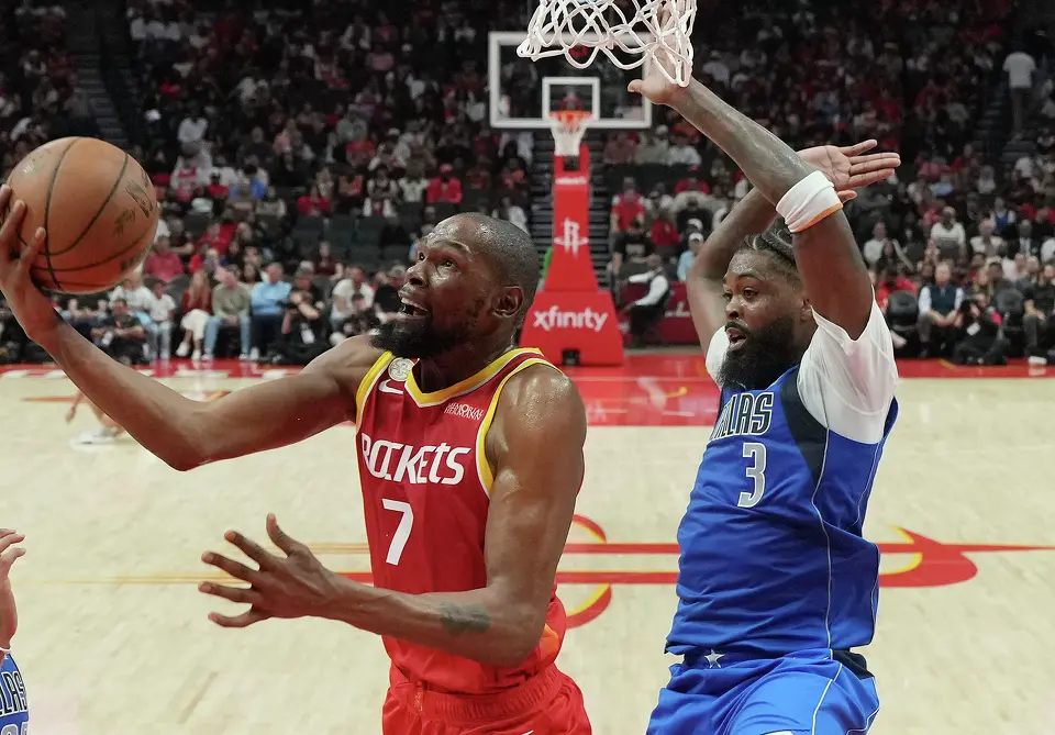 Houston Rockets forward Kevin Durant (7) drives to the basket against Dallas Mavericks defense at the Toyota Center in Houston on Wednesday, Oct. 21, 2026. Houston Rockets won the game 128-110.