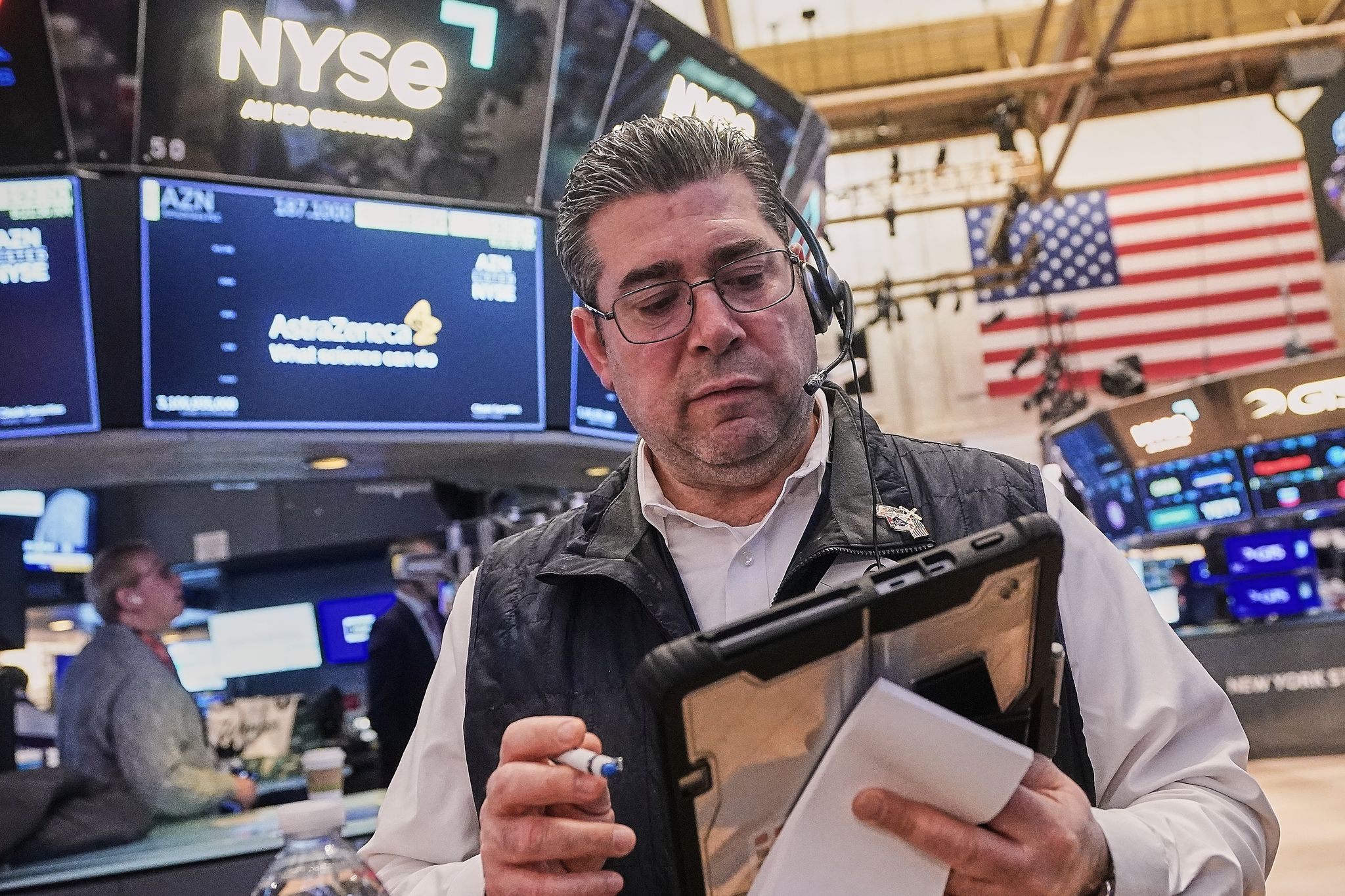 Rising Tv Table Wall Street mostly loses ground under pressure from rising oil prices