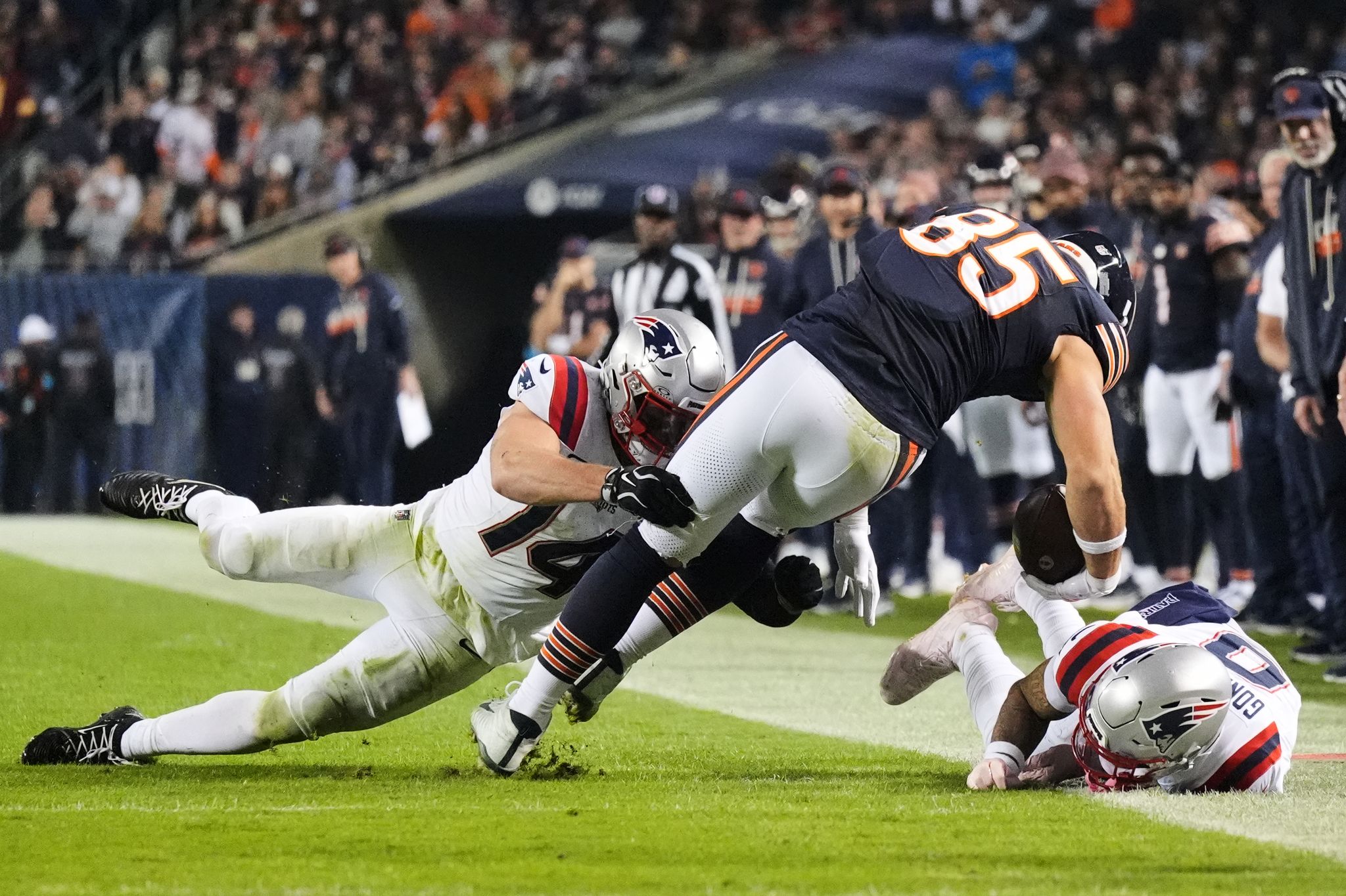 Cole Kmet sidelined by season-ending knee injury, testing tight end ...
